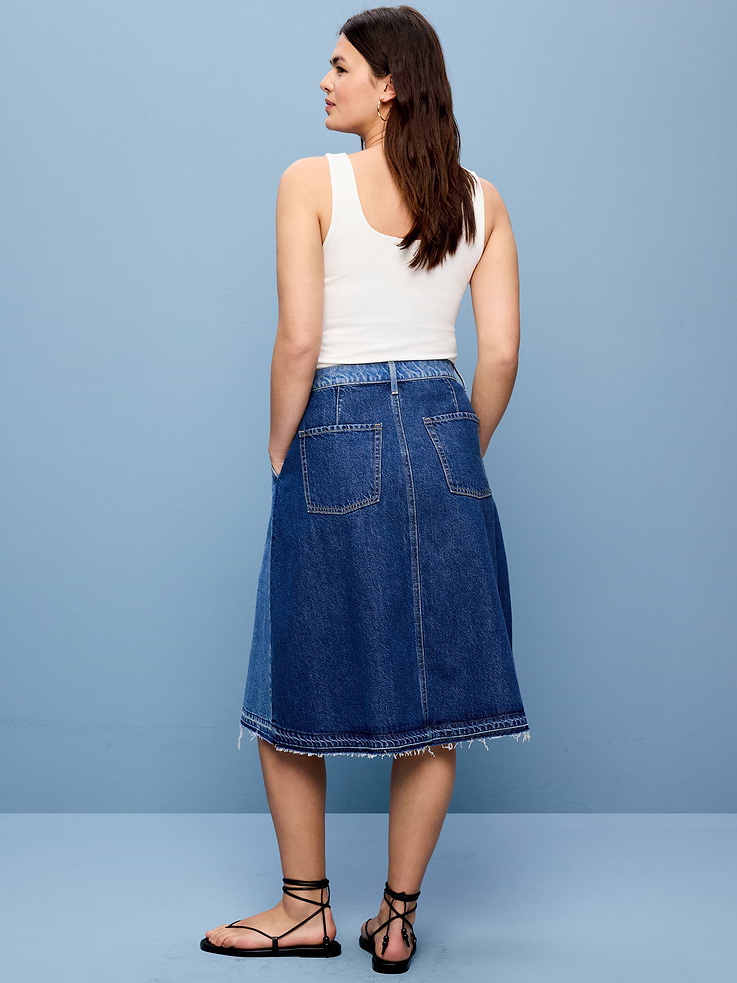 L'image numéro 6 présente Jupe mi-longue à plis en denim à empiècements cousus