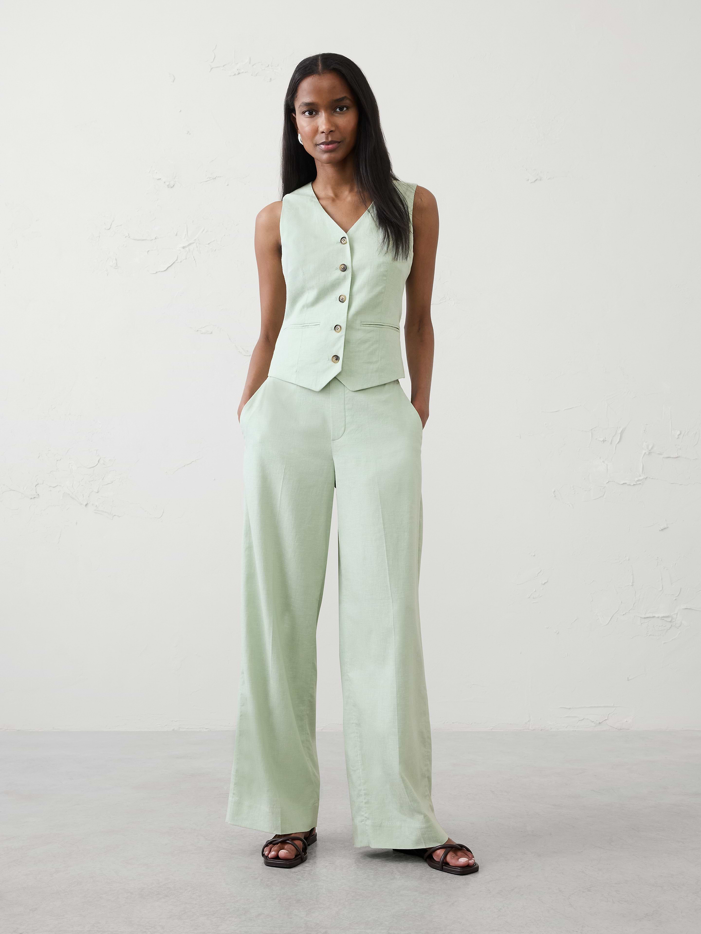 Image 1 of 7, Full length., Pull on., Flat front. Elasticated back waistband., Off-seam front pockets., Welt back pockets., Soft trouser crease., Made exclusively for Banana Republic Factory., Product #873888