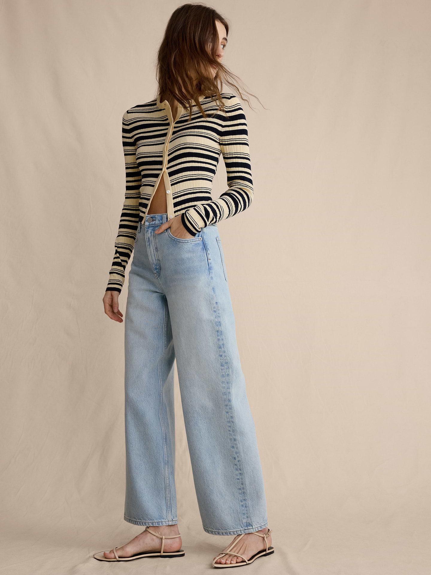 L'image numéro 4 présente Le célèbre jean classique à jambe large longueur 3/4