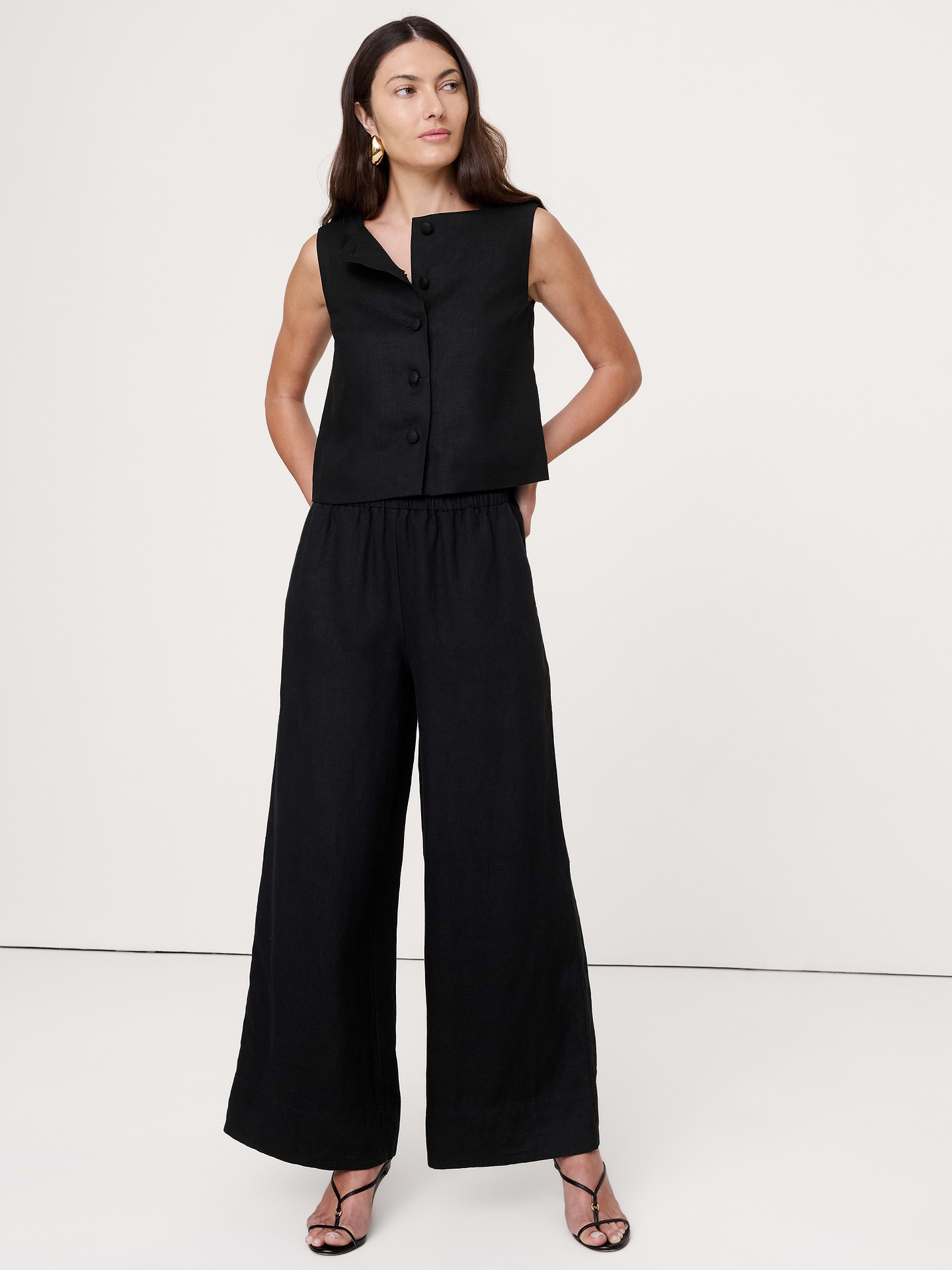 L'image numéro 1 présente Pantalon à taille haute extensible à jambe large en lin longueur cheville