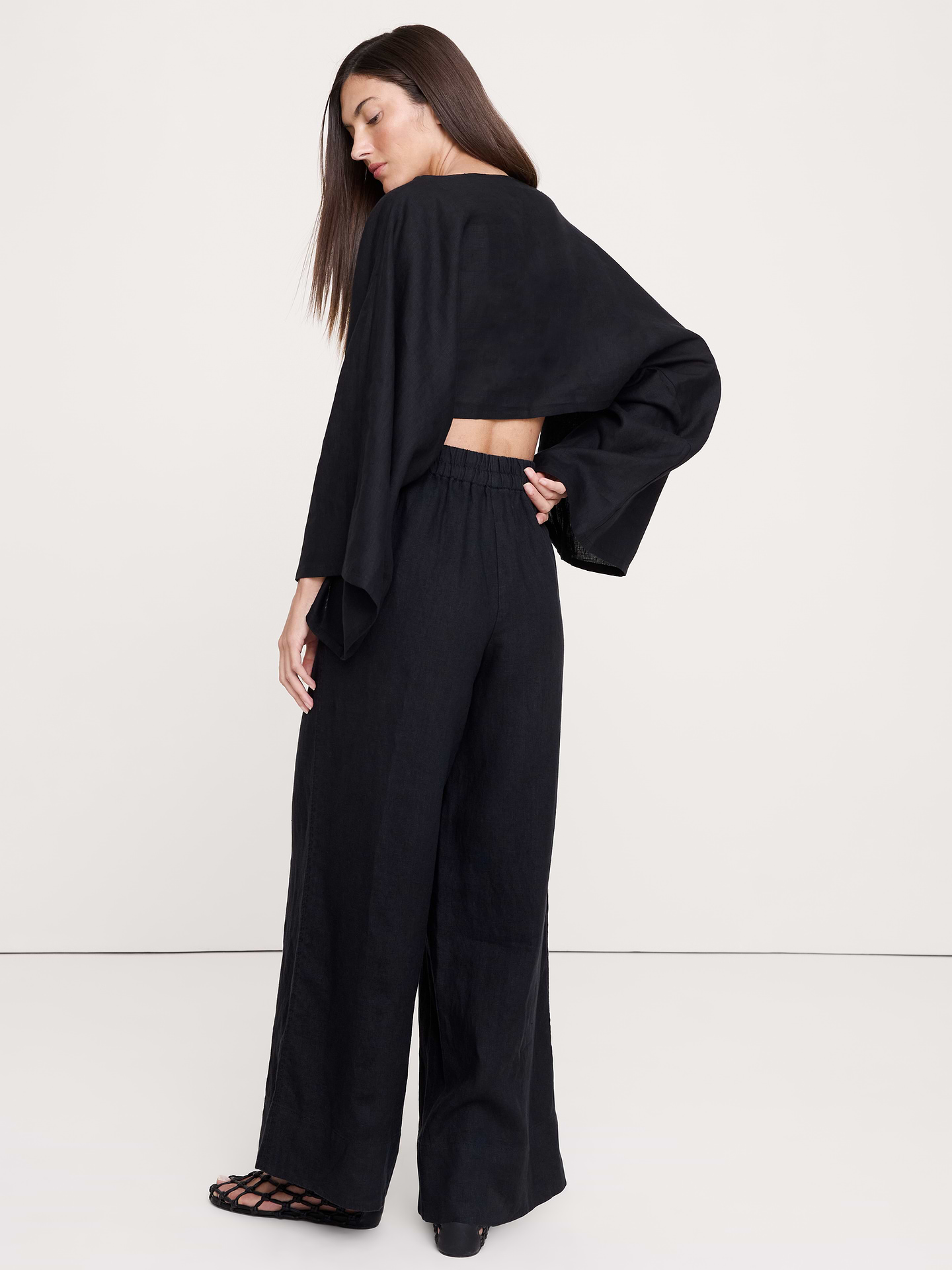 L'image numéro 3 présente Pantalon à taille haute extensible à jambe large en lin longueur cheville