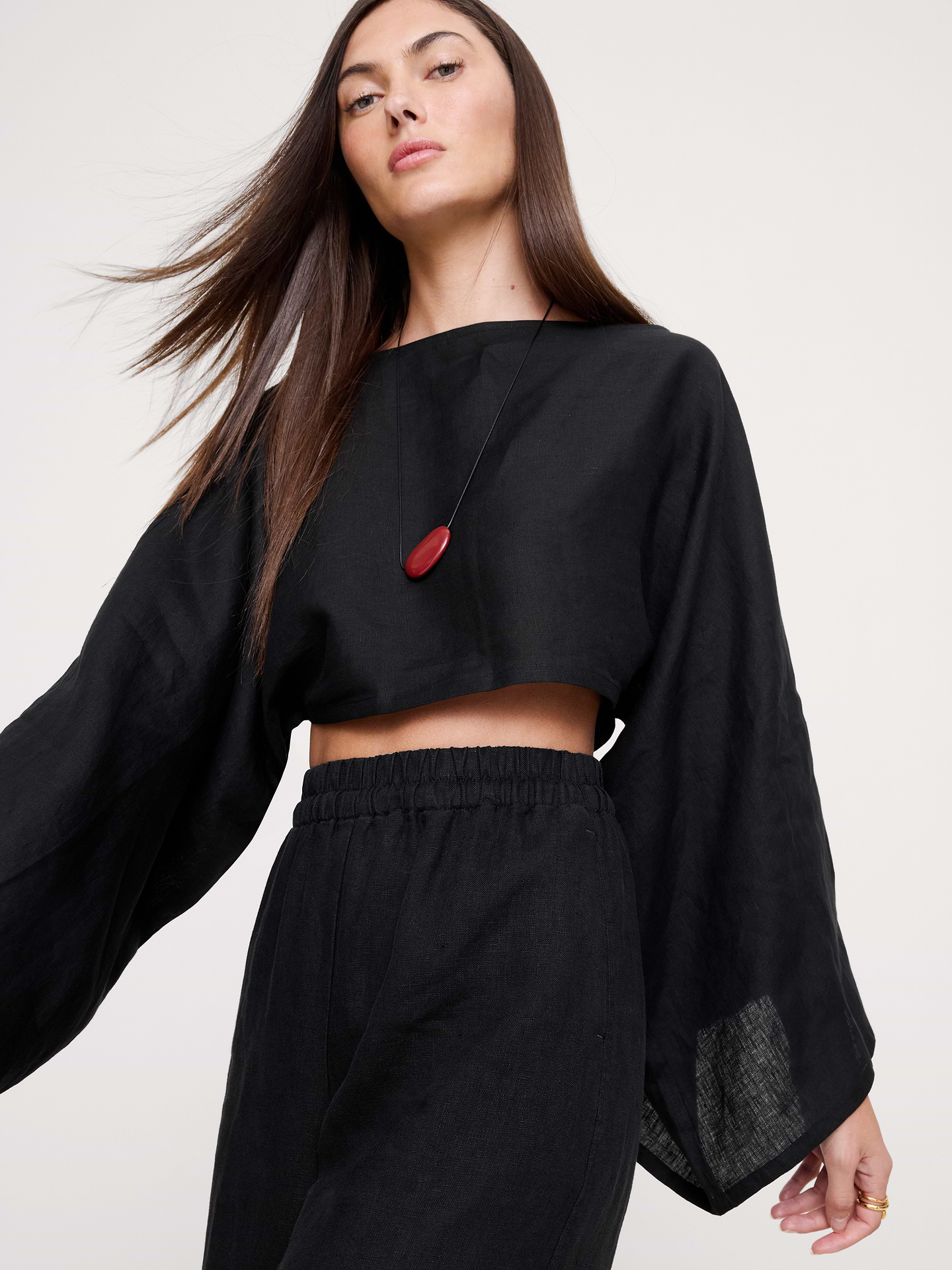 L'image numéro 4 présente Pantalon à taille haute extensible à jambe large en lin longueur cheville
