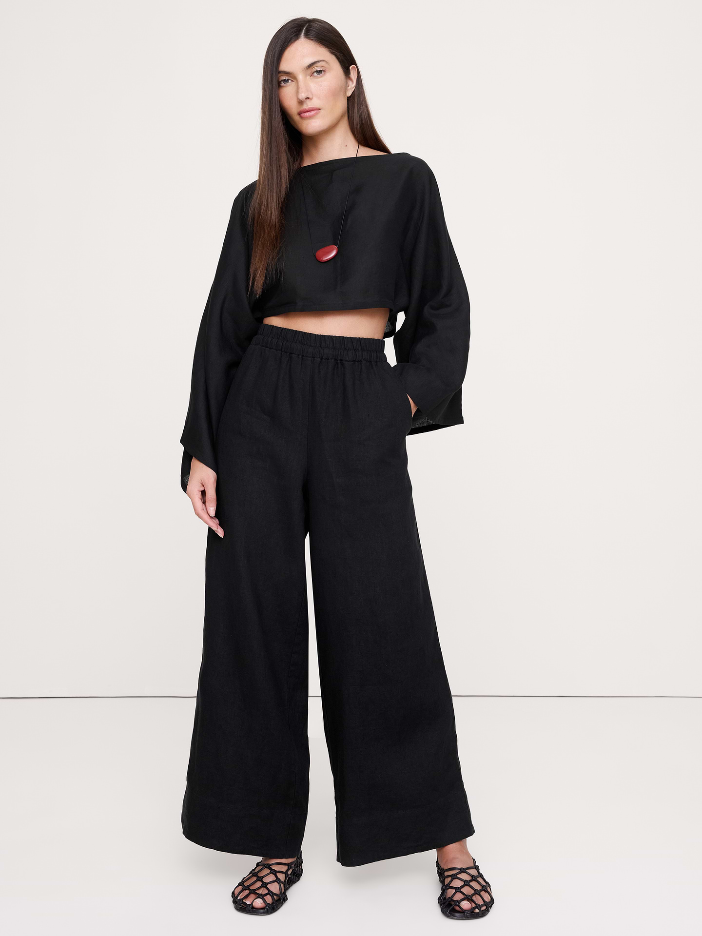 L'image numéro 7 présente Pantalon à taille haute extensible à jambe large en lin longueur cheville