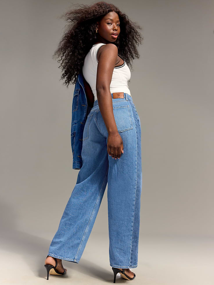 L'image numéro 3 présente Jean coupe généreuse jambe large taille mi-basse à rayures latérales Old Navy x Christopher John Rogers