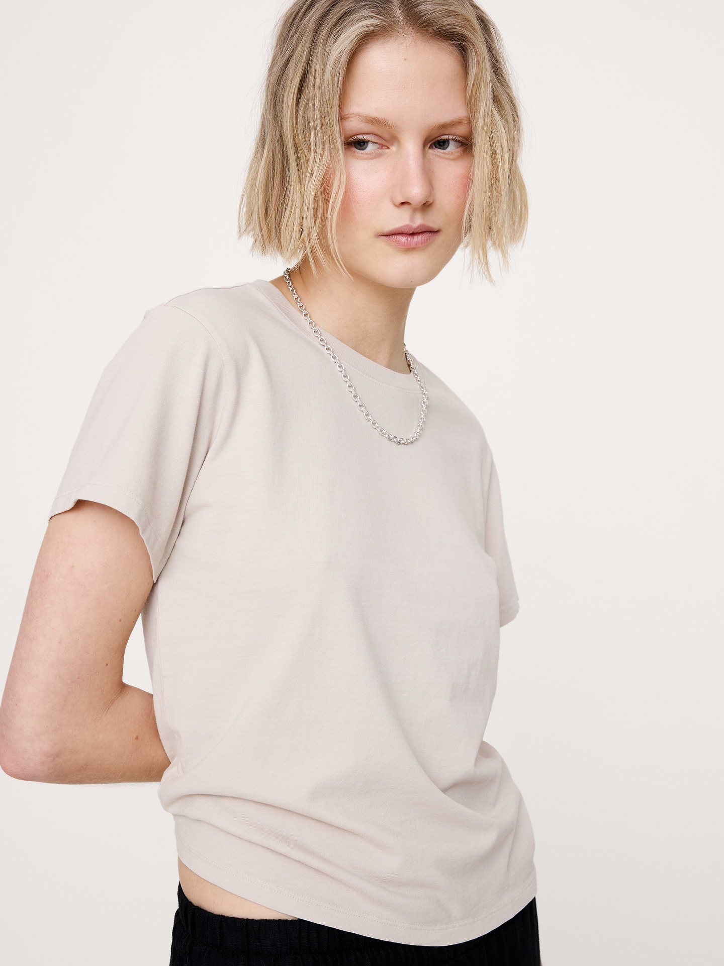 L'image numéro 6 présente T-SHIRT RAS DU COU EN COTON RÉTRO