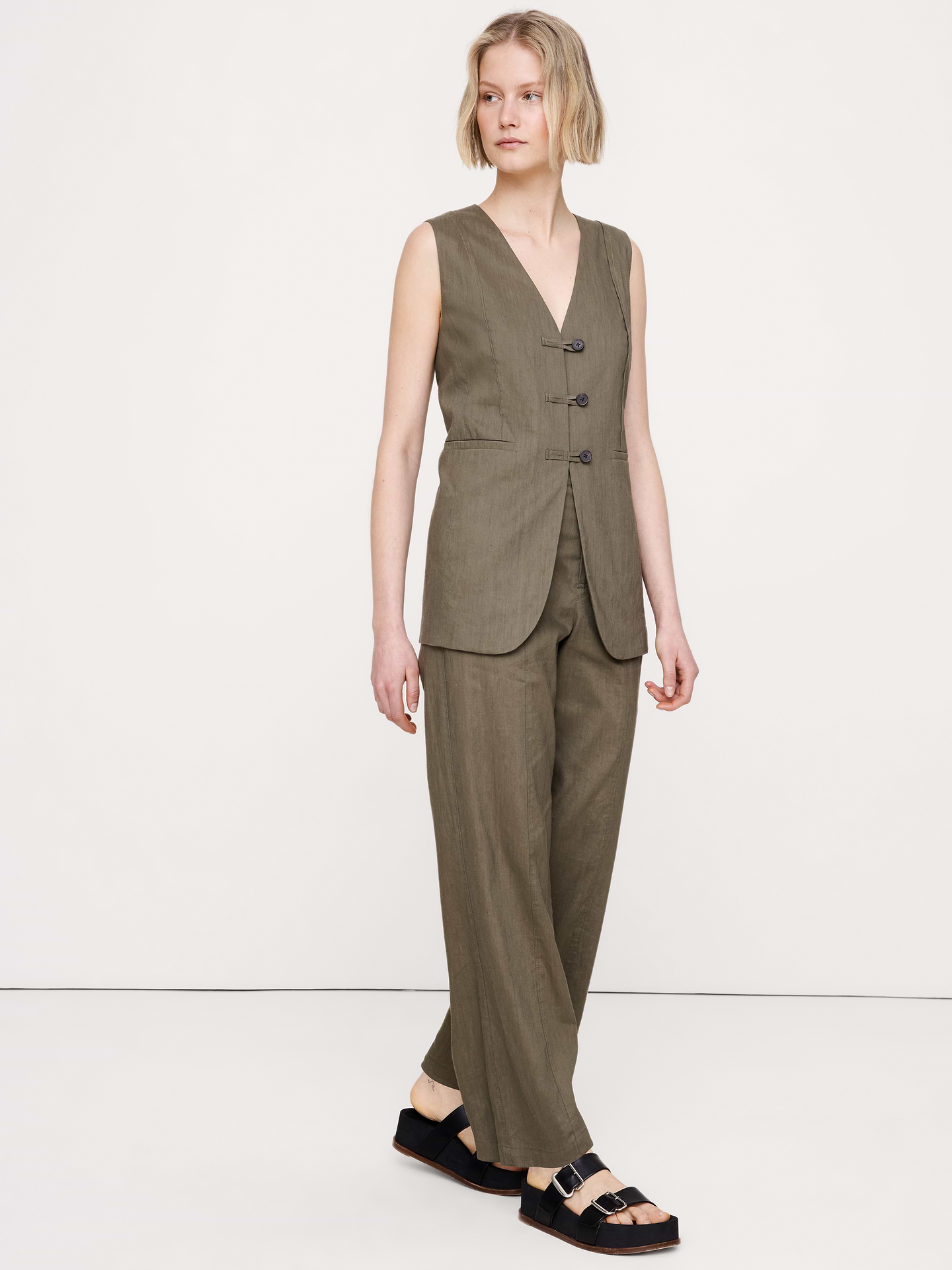 L'image numéro 6 présente Pantalon utilitaire droit à taille haute en lin et viscose extensible
