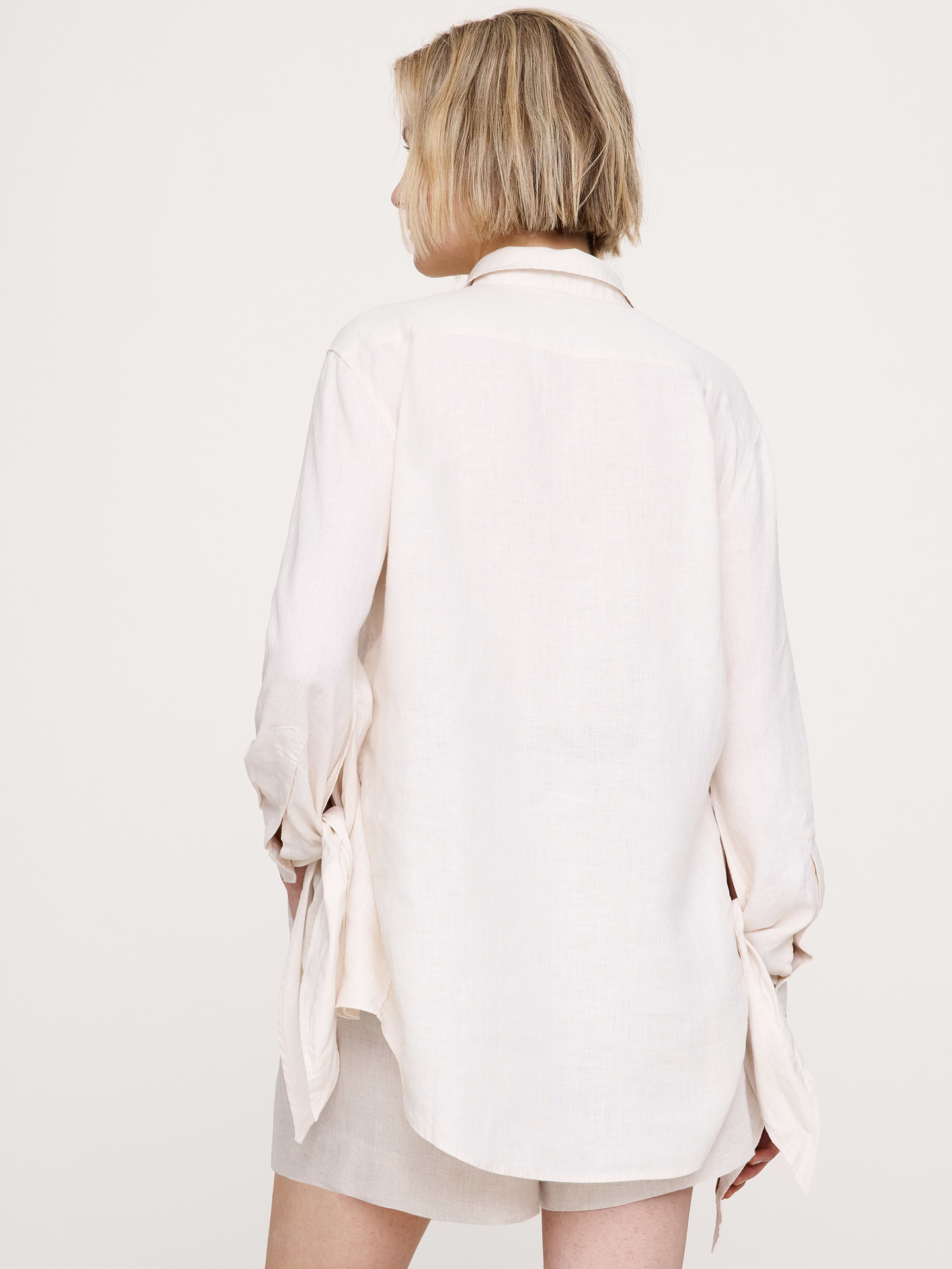 Image number 2 showing, The Oversized Tie-Cuff Shirt in Linen