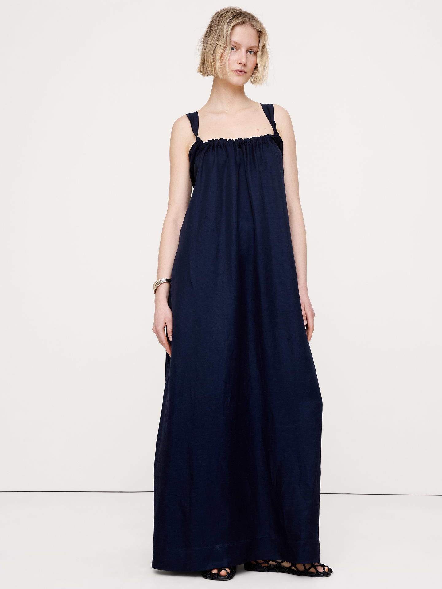 L'image numéro 1 présente Robe longue à fronces en lin et viscose