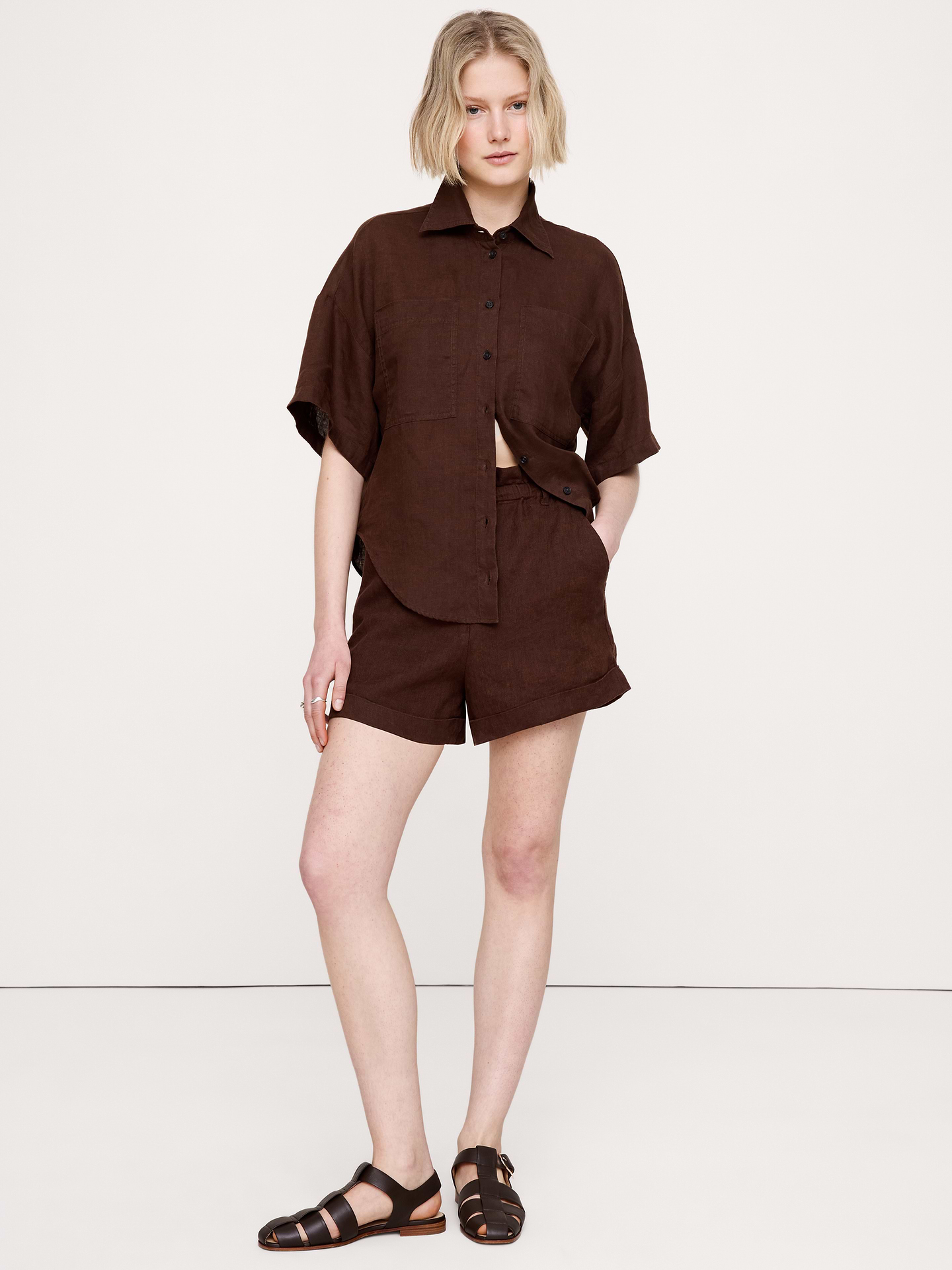 L'image numéro 1 présente Short en lin à taille froncée extensible de 9 cm