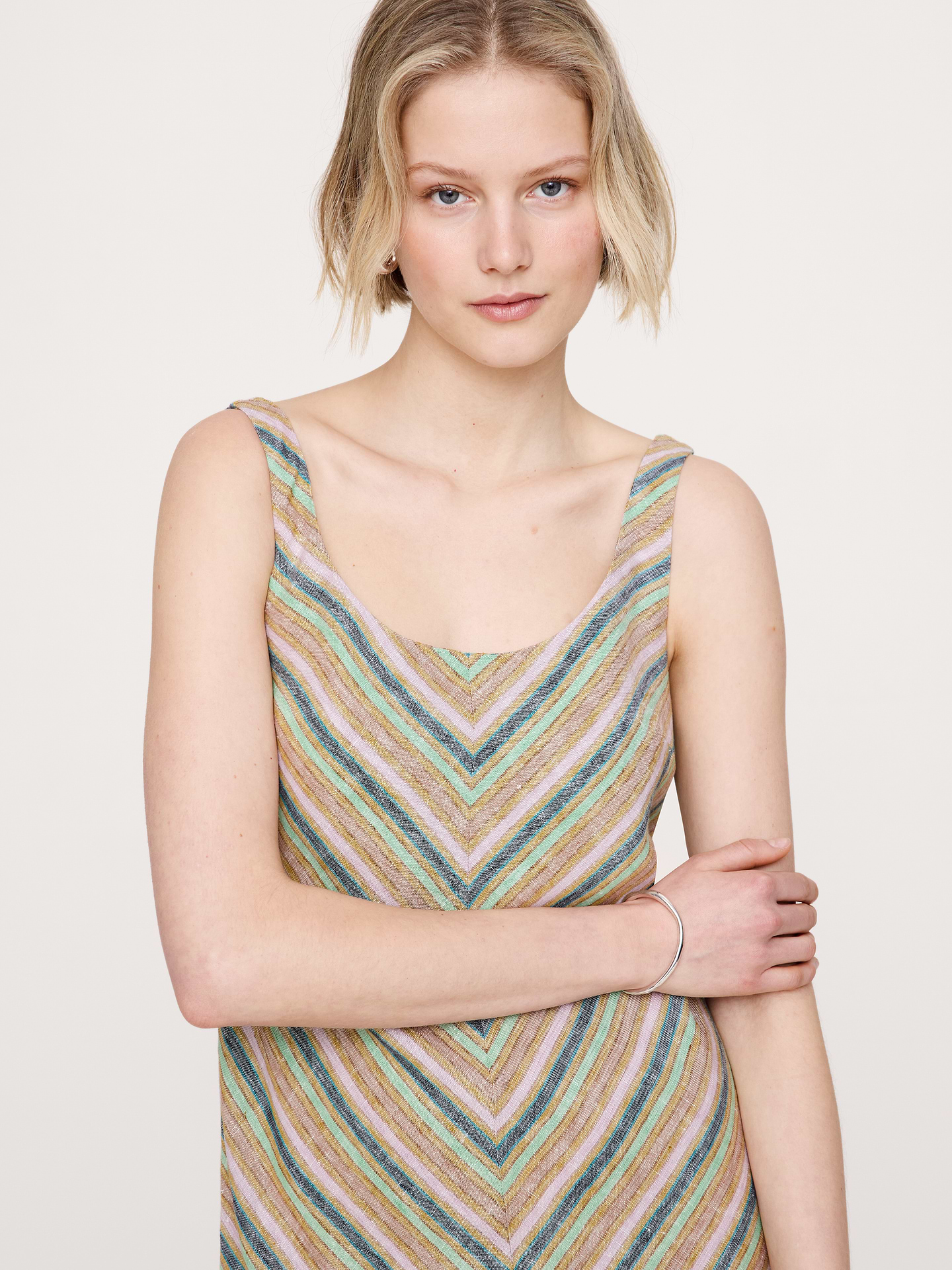L'image numéro 6 présente Robe longue en lin coupée en biais