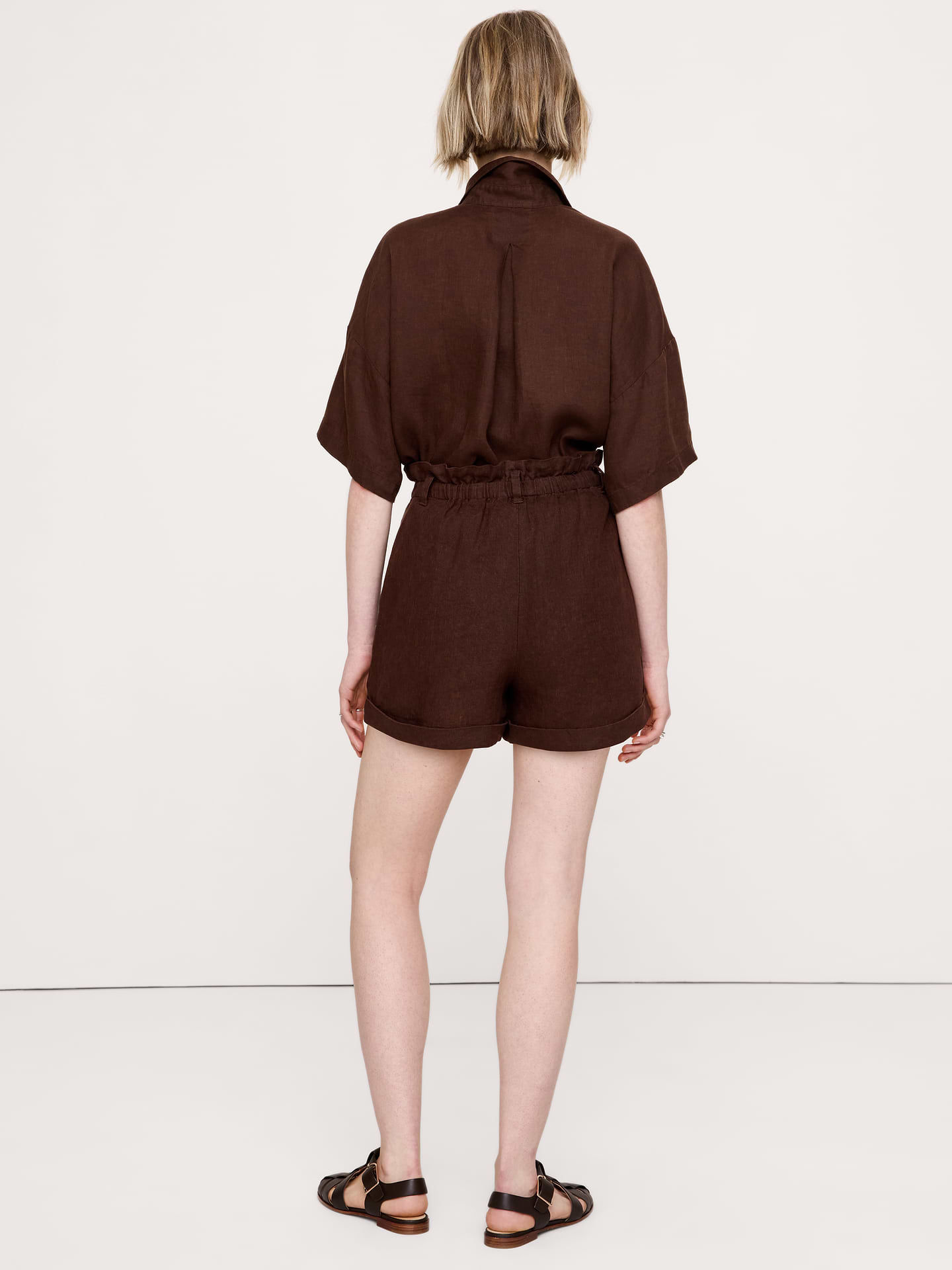 L'image numéro 2 présente Short en lin à taille froncée extensible de 9 cm