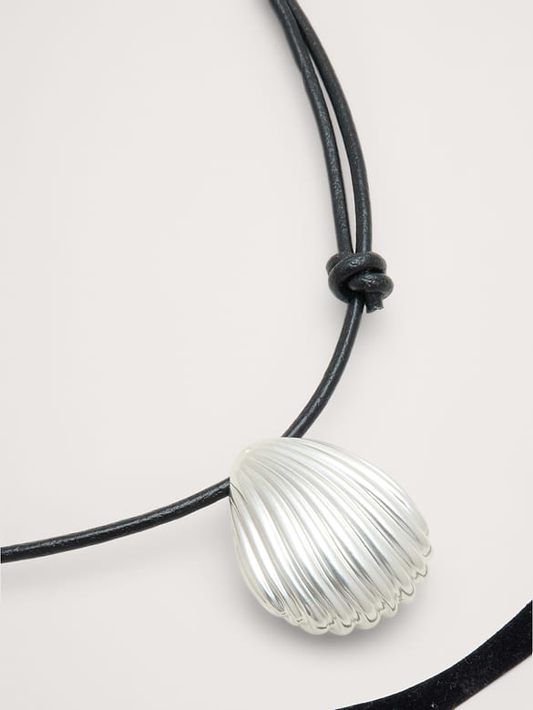 Collier cordon orné d’un coquillage