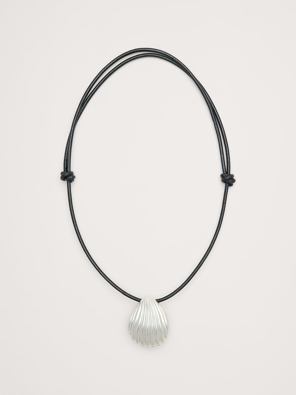 Collier cordon orné d’un coquillage