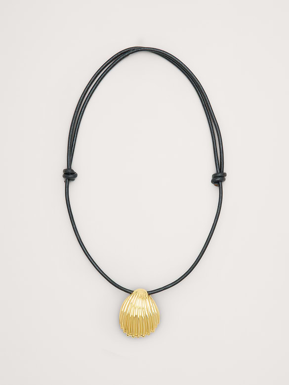 Collier cordon orné d’un coquillage