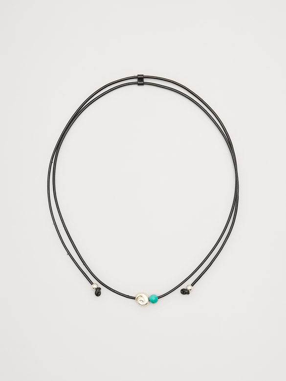 Collier cordon avec pierres métalliques