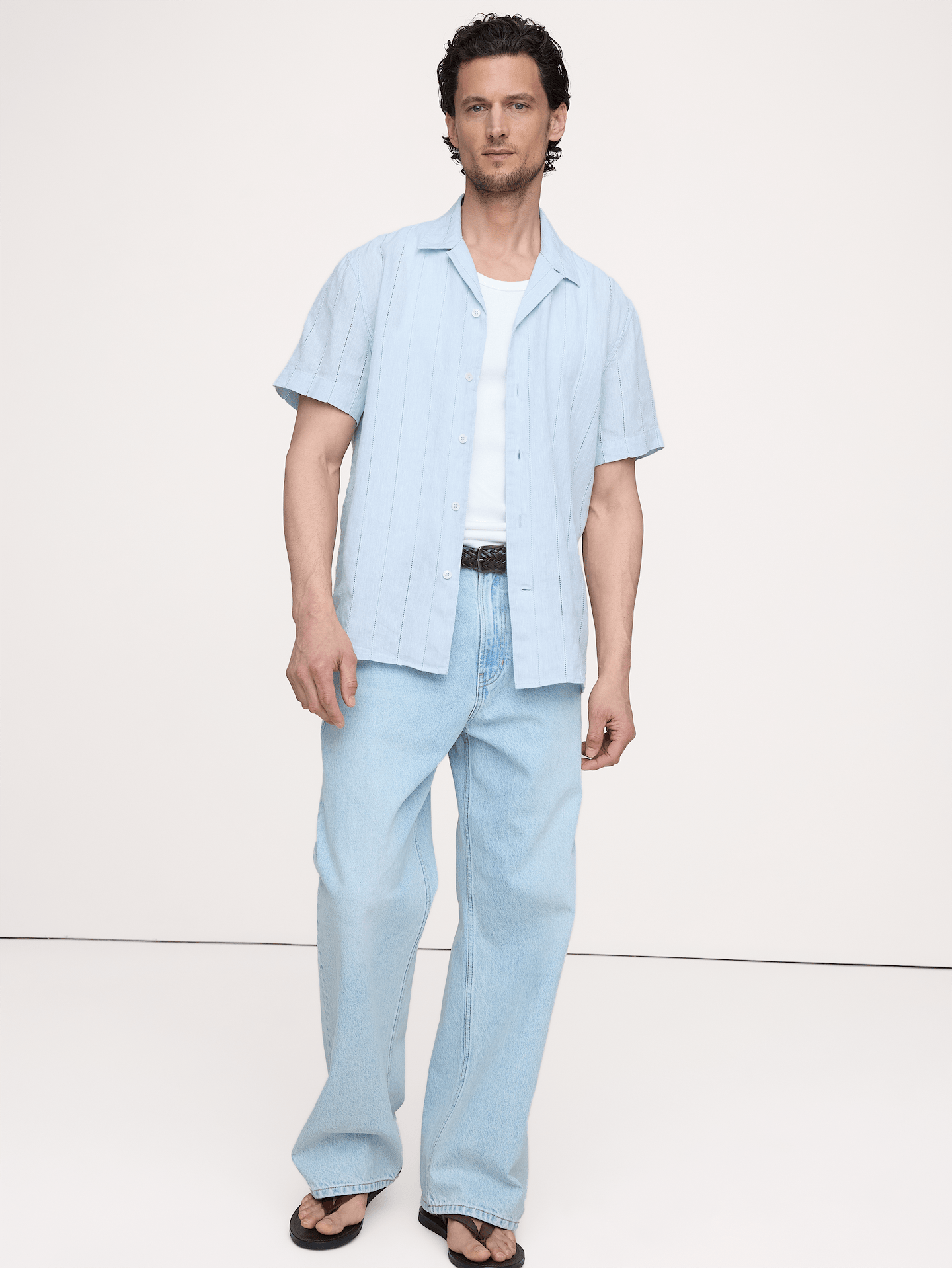 L'image numéro 1 présente Chemise de vacances coupe standard à rayures et motif ajouré en lin et coton