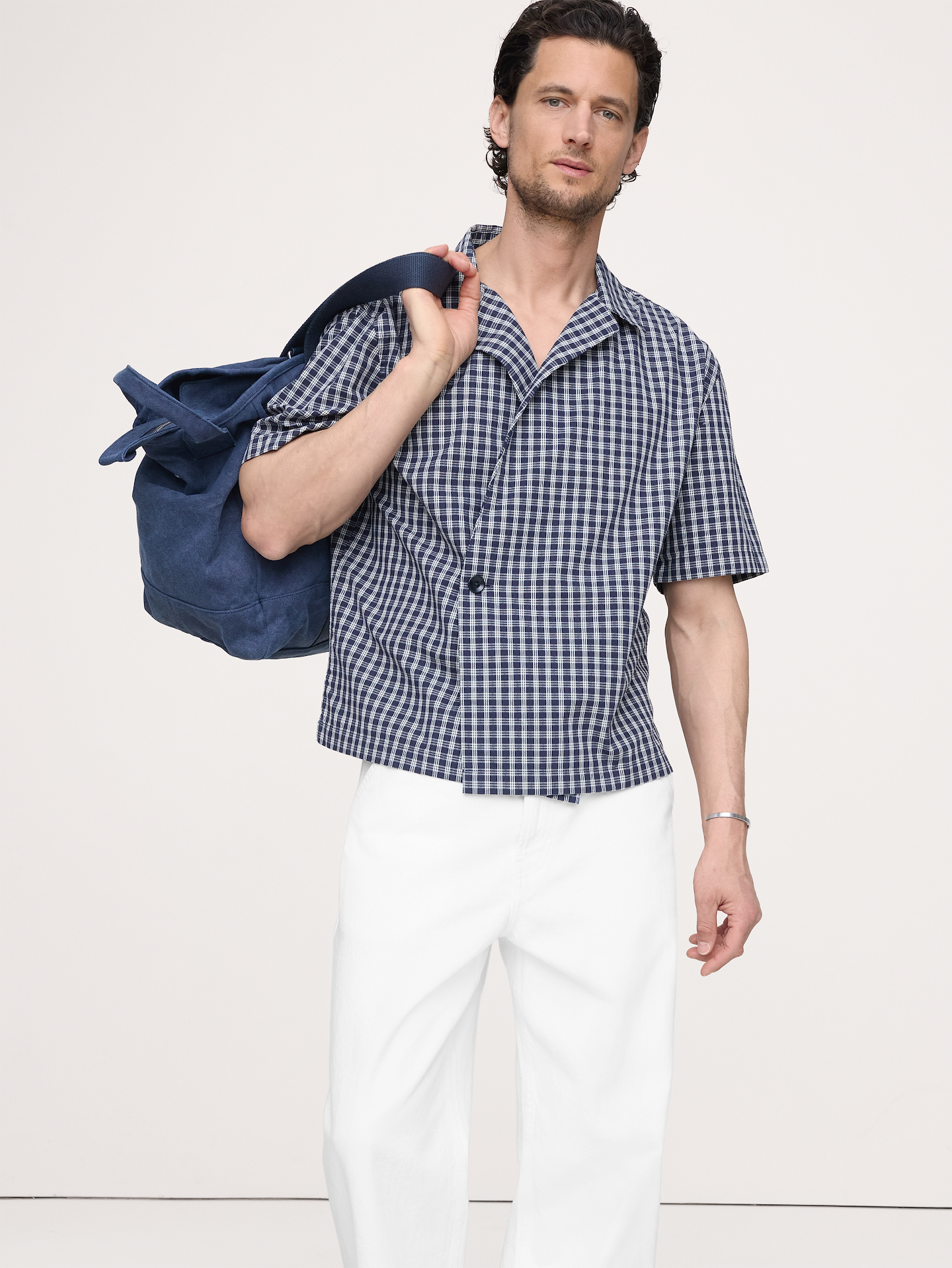 L'image numéro 1 présente Chemise de vacances décontractée croisée