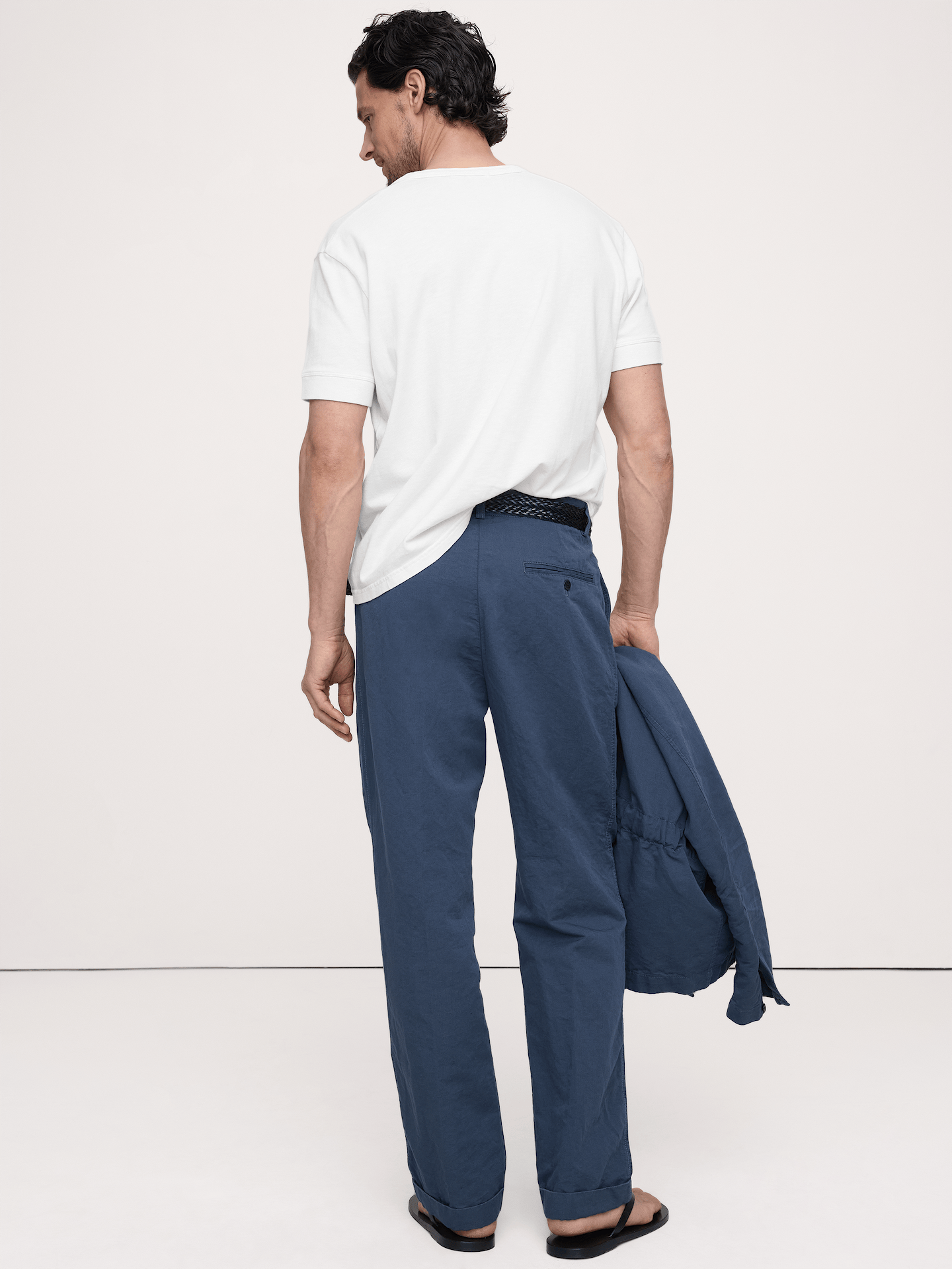 L'image numéro 6 présente Pantalon en lin et coton italien plissé Retour aux archives