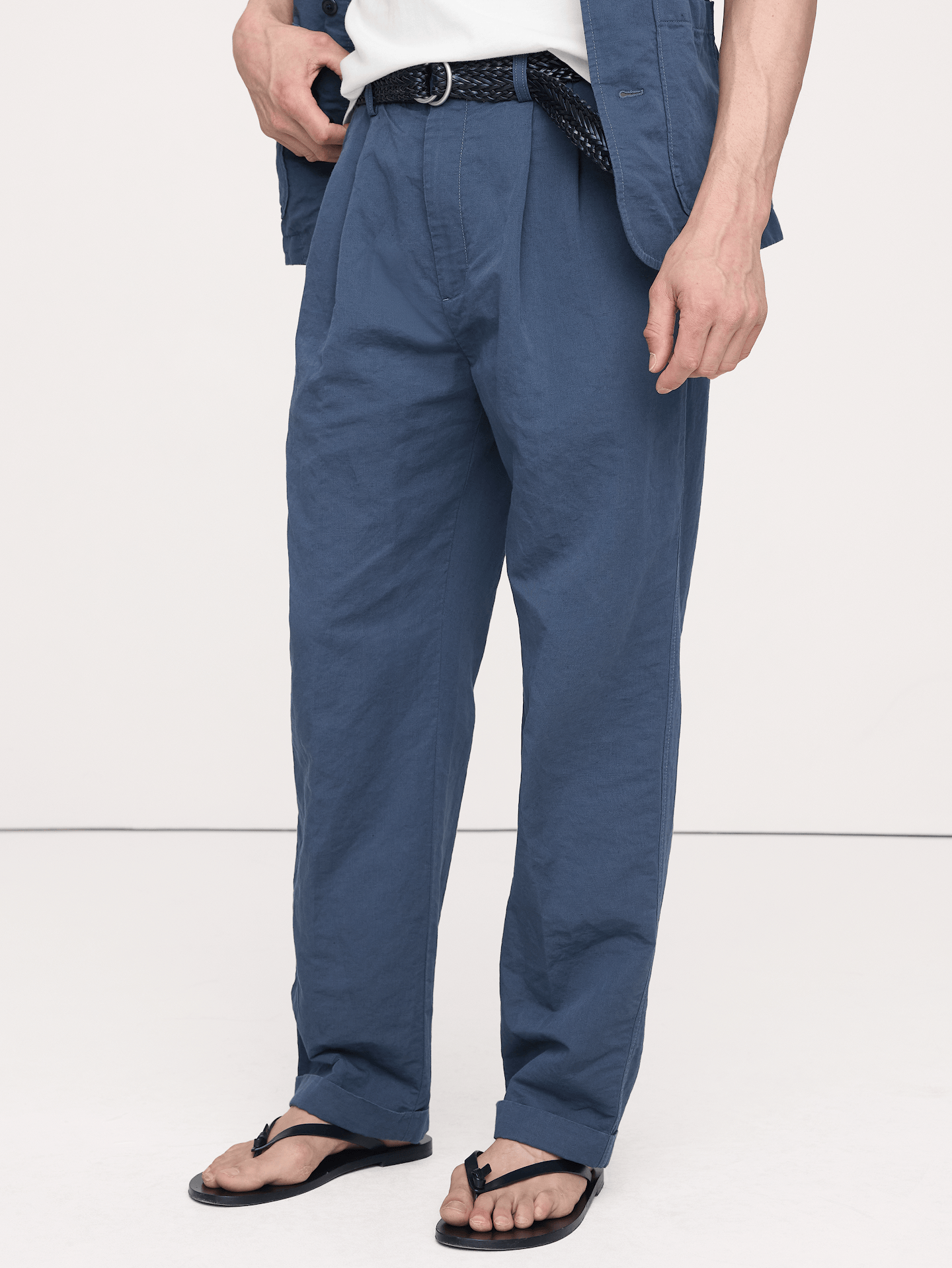 L'image numéro 7 présente Pantalon en lin et coton italien plissé Retour aux archives