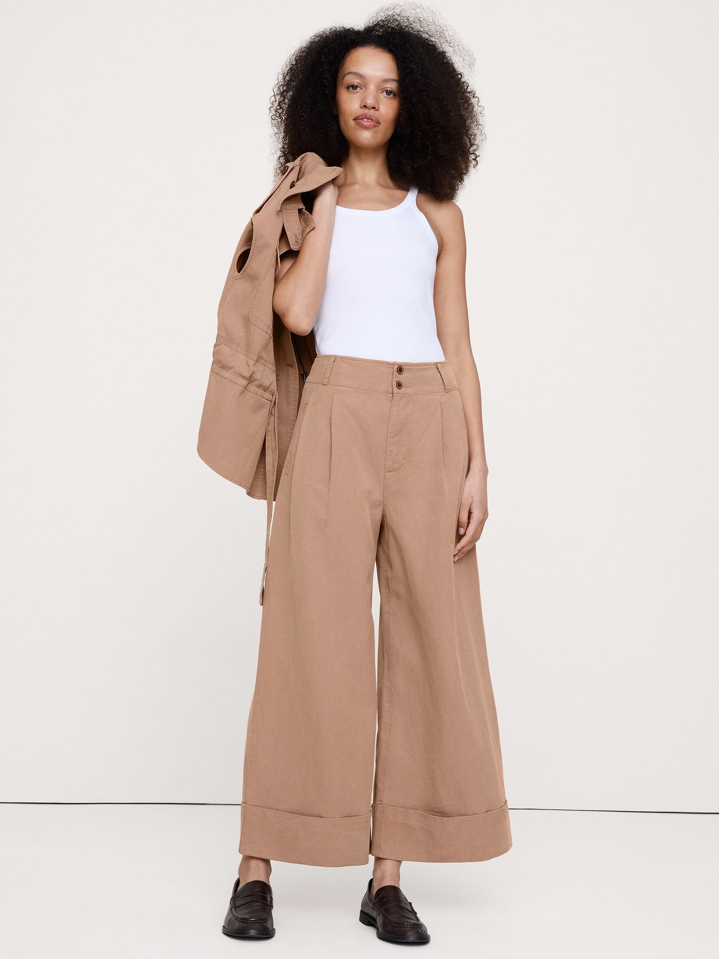L'image numéro 1 présente Pantalon court à taille haute et jambe large en TENCEL™, coton et lin