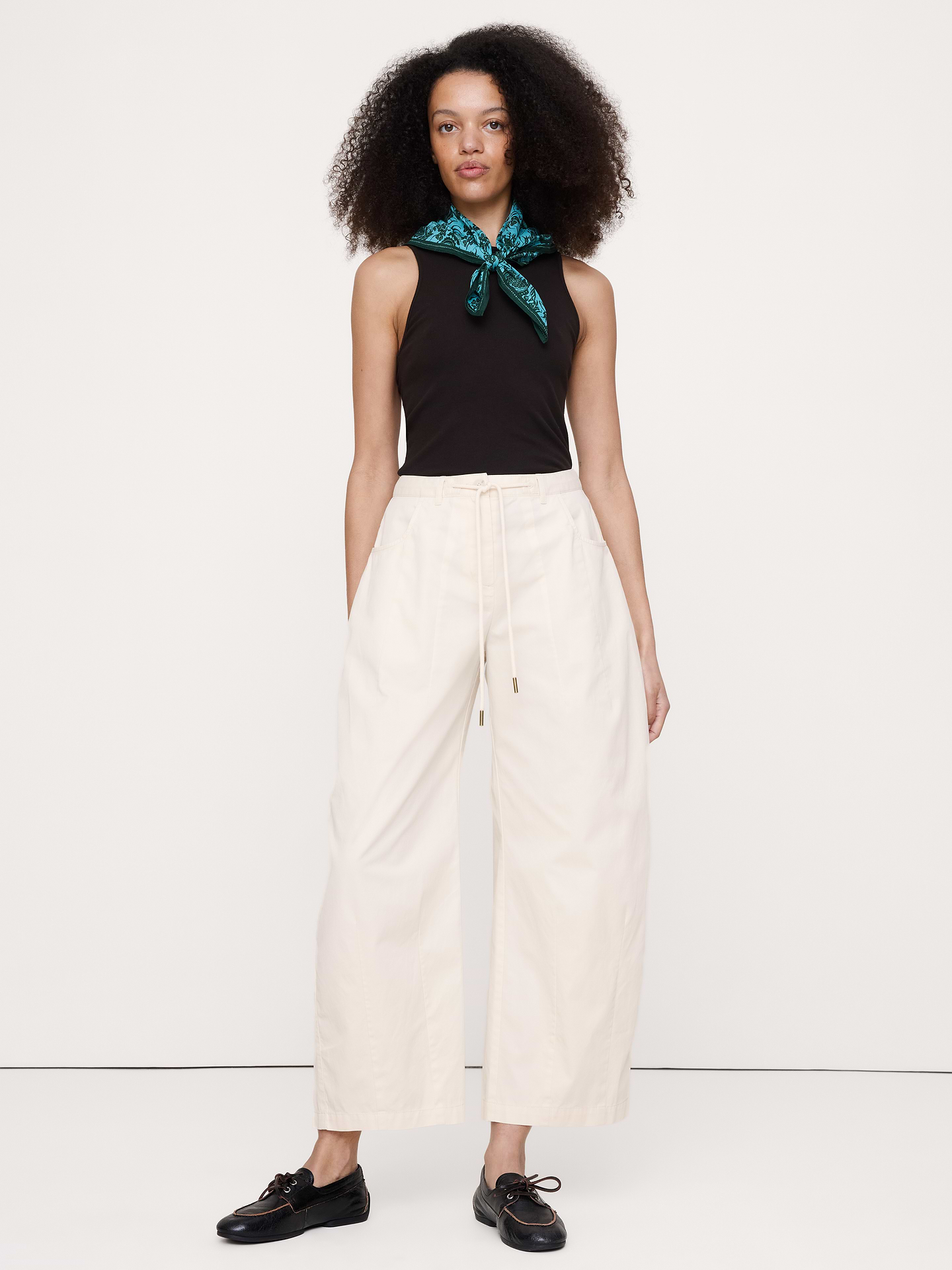 L'image numéro 1 présente Pantalon coupe baril taille mi-basse en popeline de coton