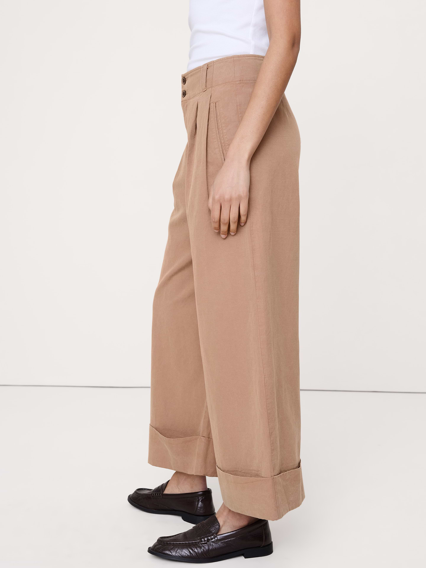 L'image numéro 4 présente Pantalon court à taille haute et jambe large en TENCEL™, coton et lin