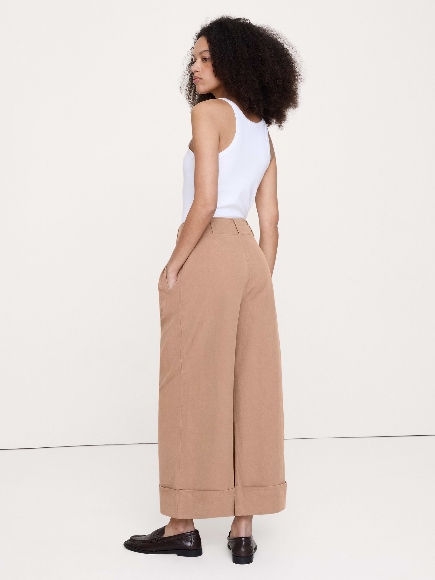 L'image numéro 3 présente Pantalon court à taille haute et jambe large en TENCEL™, coton et lin