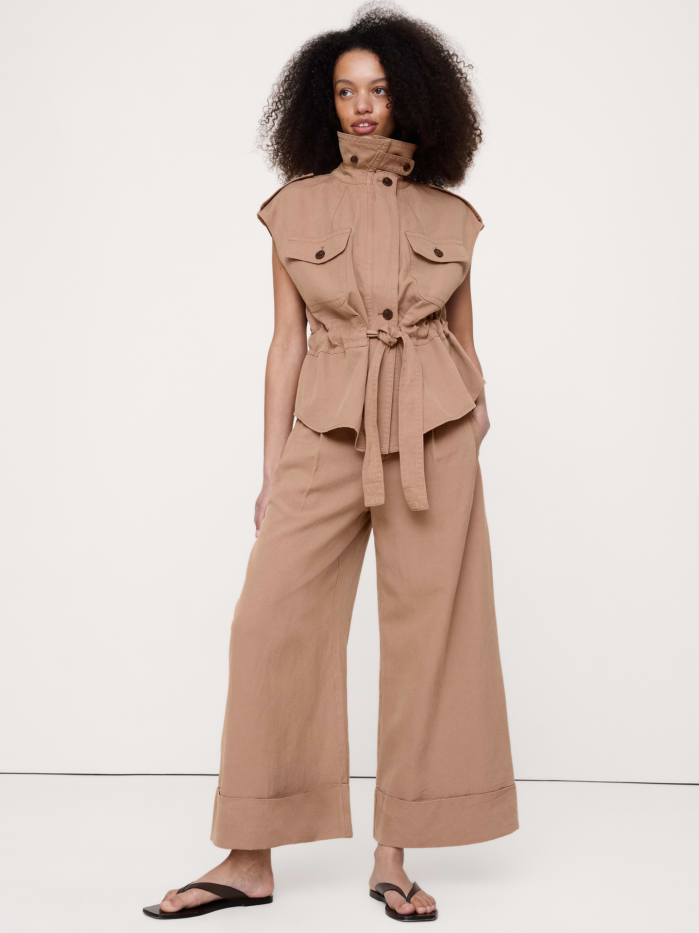 L'image numéro 6 présente Pantalon court à taille haute et jambe large en TENCEL™, coton et lin