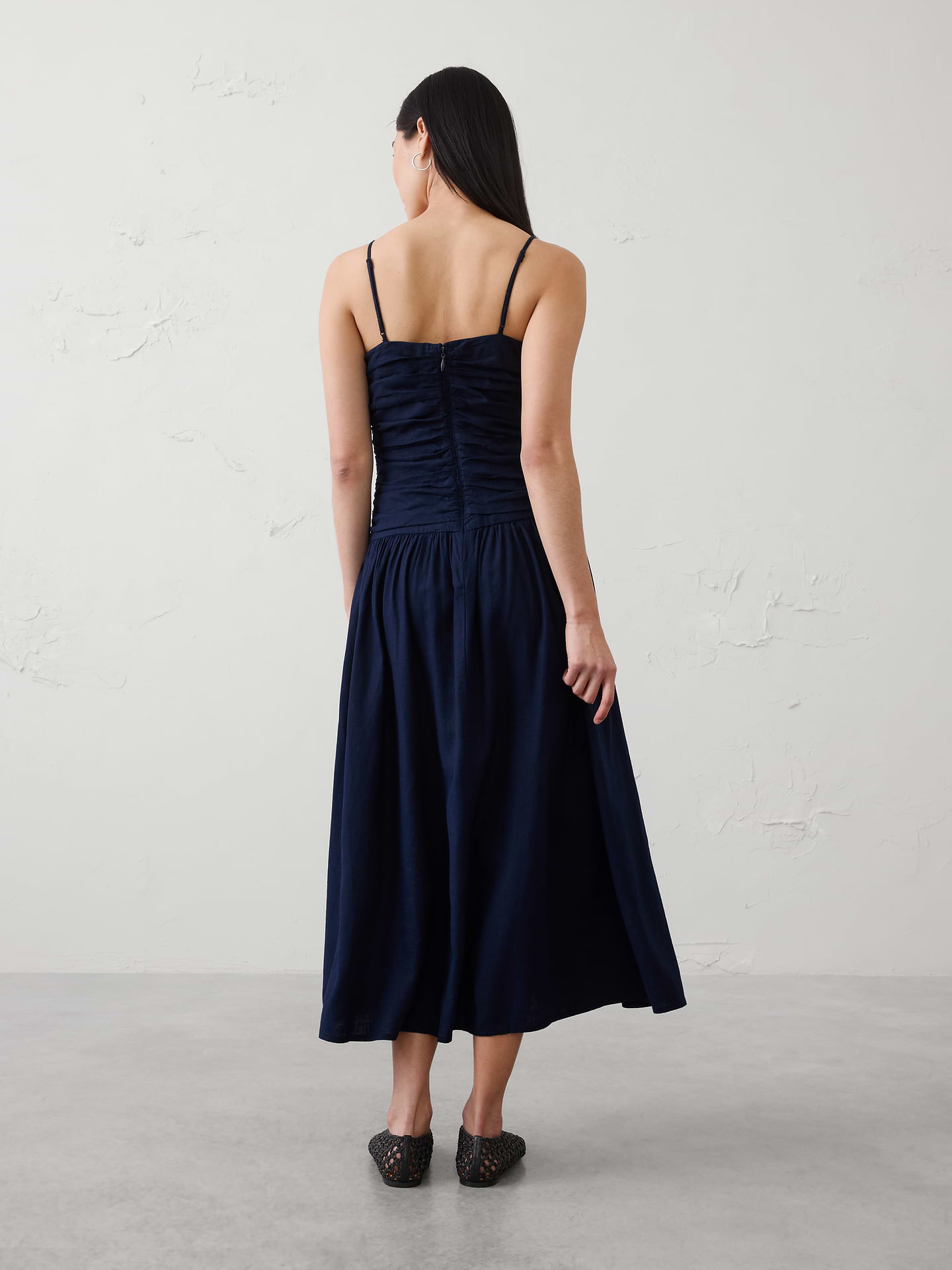 L'image numéro 2 présente Robe longue à bretelles et à corsage froncé en mélange de lin