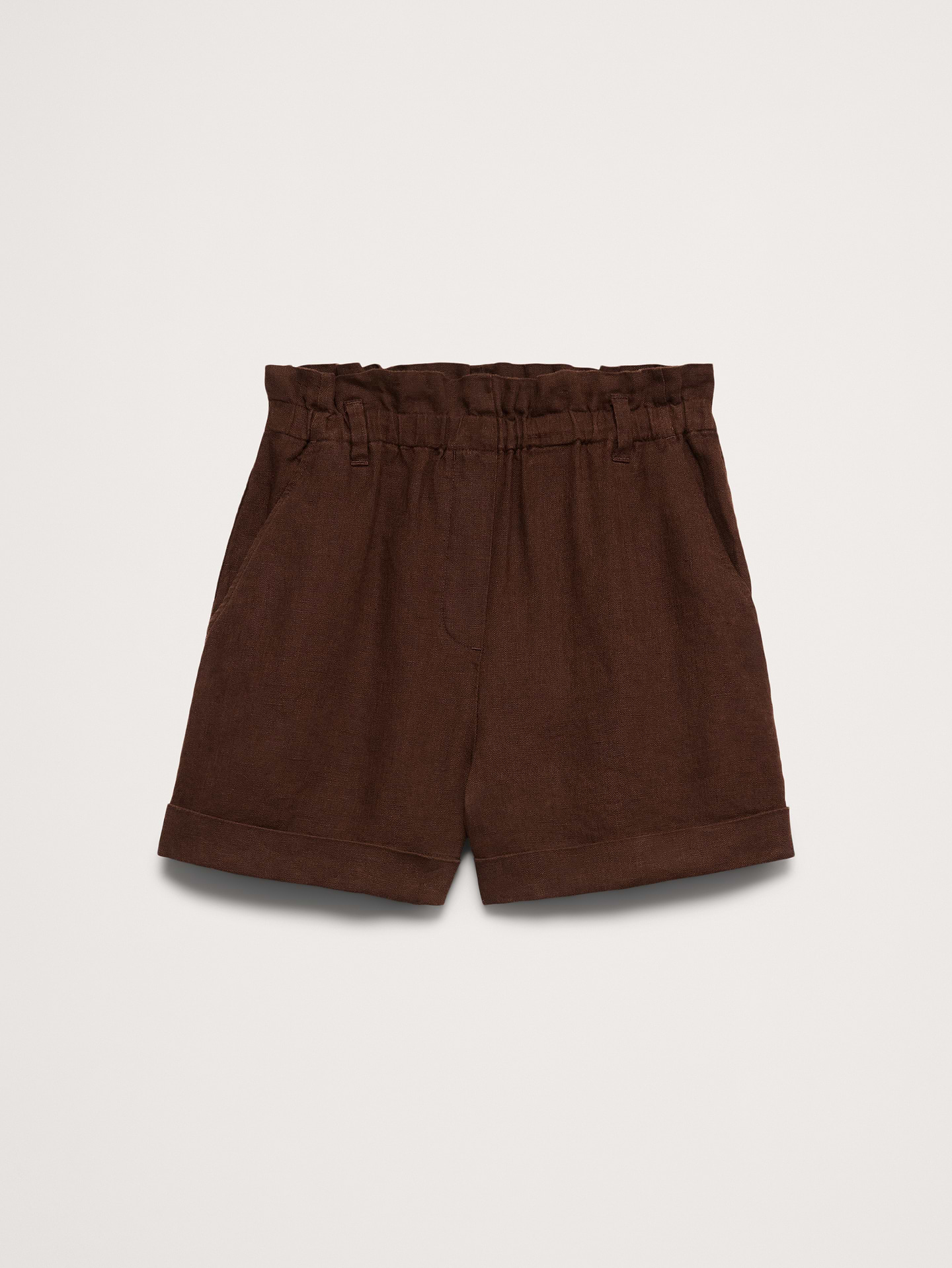L'image numéro 4 présente Short en lin à taille froncée extensible de 9 cm