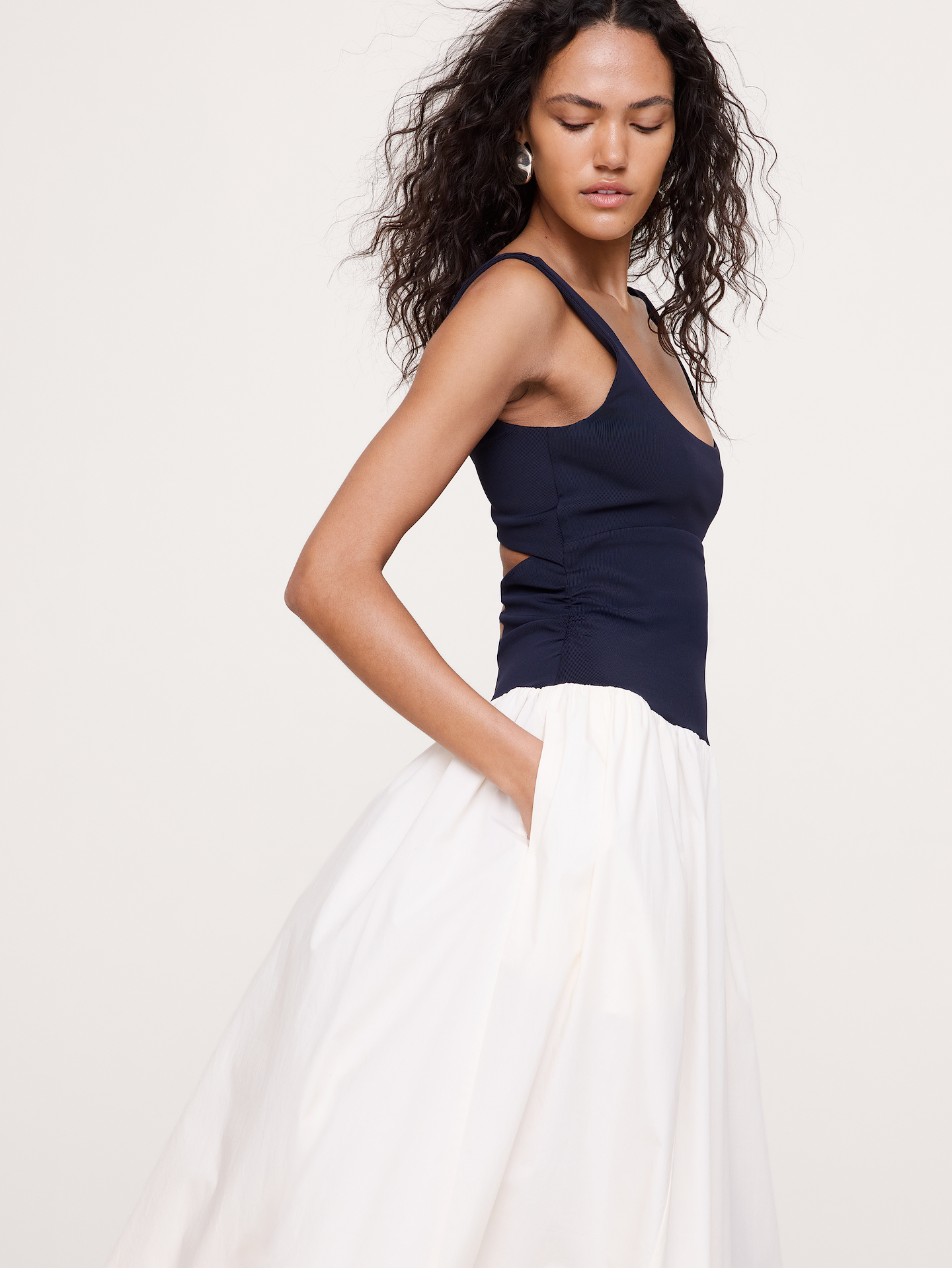 L'image numéro 4 présente Robe longue en popeline de coton extensible effet sculptant