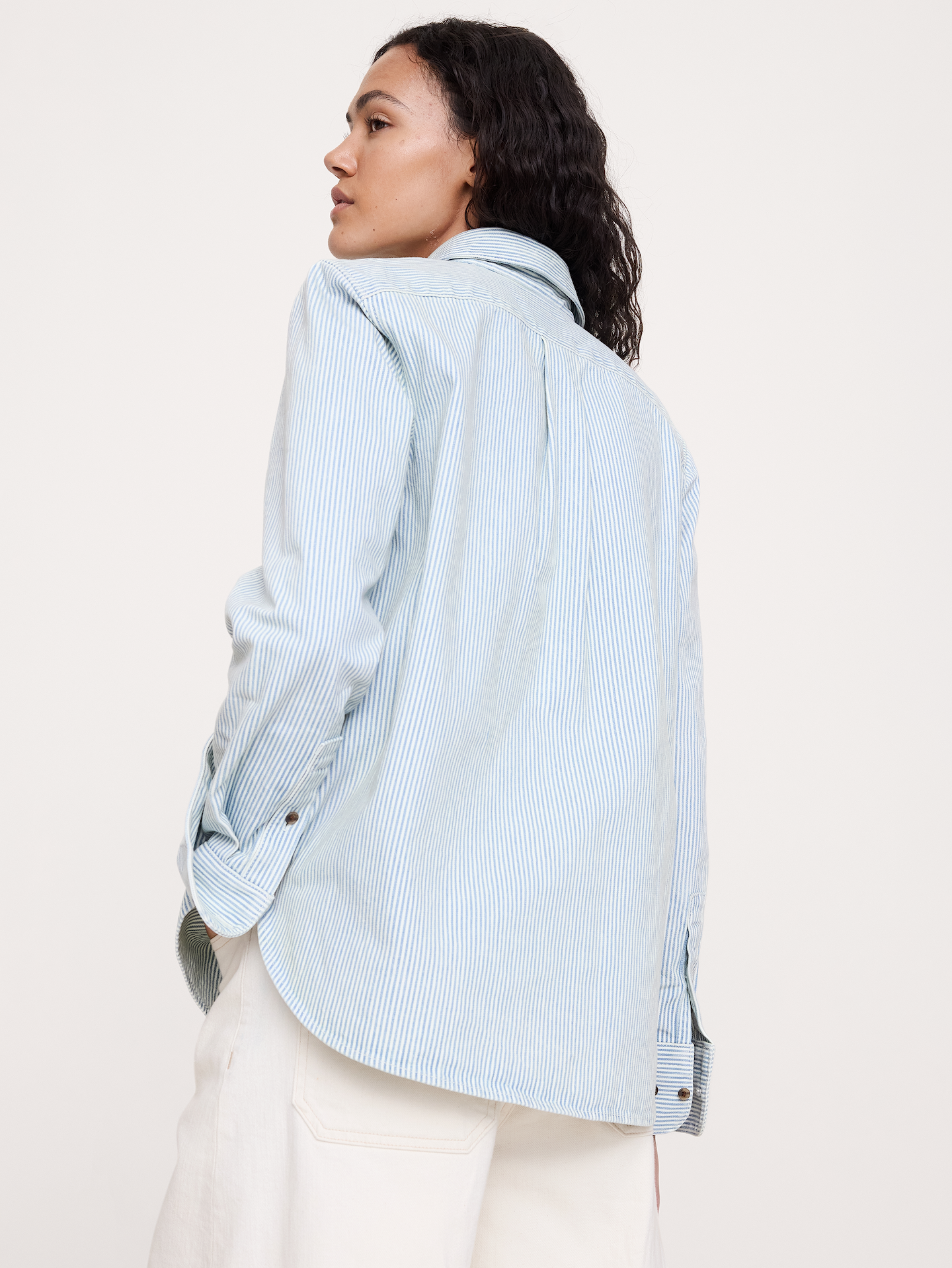 L'image numéro 3 présente Le chemisier de tous les jours en denim