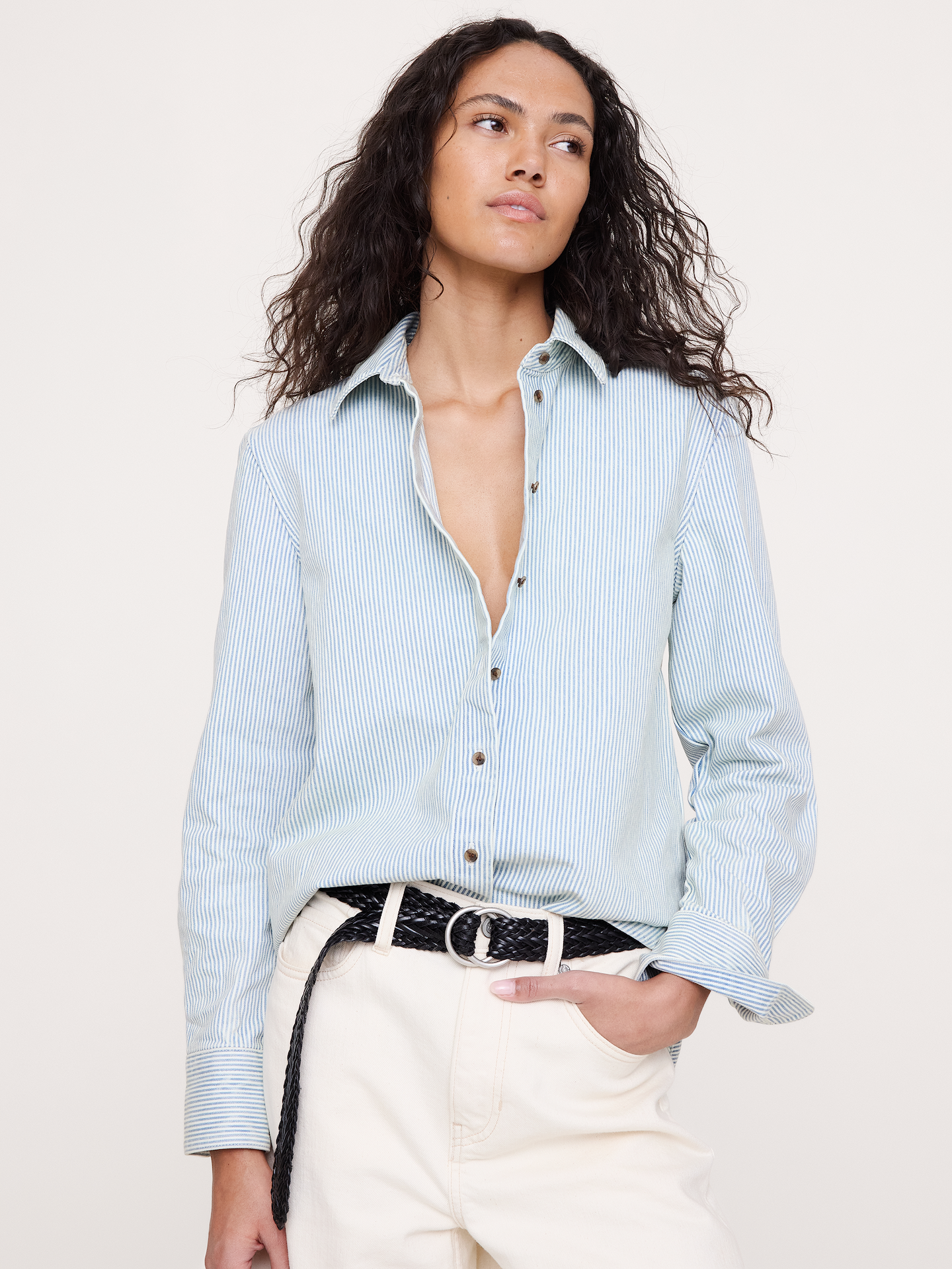 L'image numéro 4 présente Le chemisier de tous les jours en denim