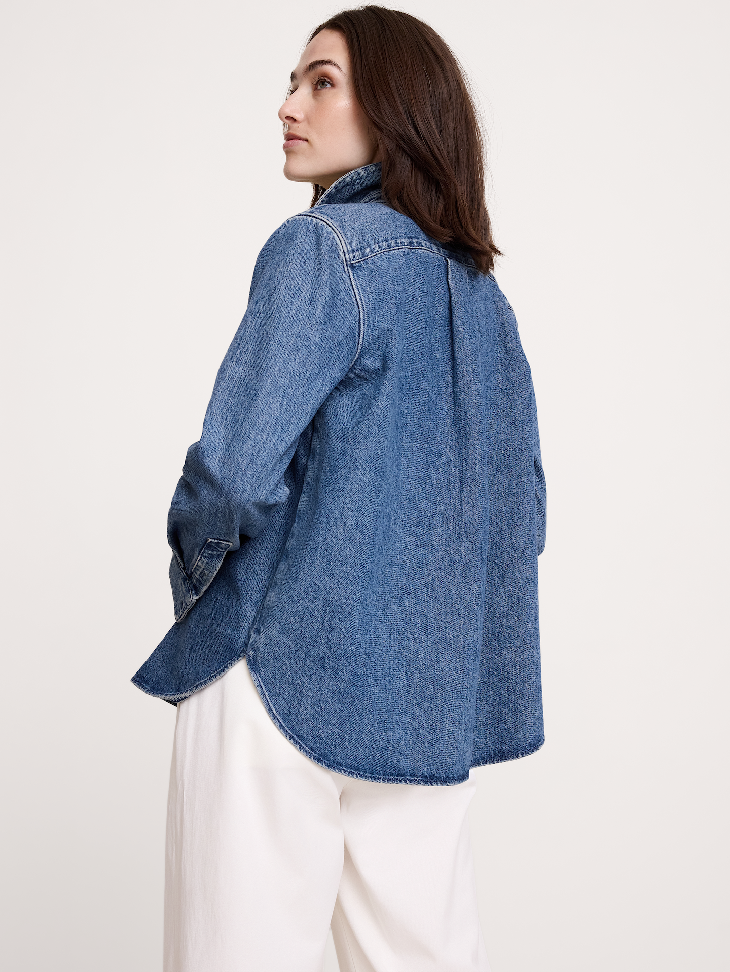 L'image numéro 6 présente Le chemisier de tous les jours en denim