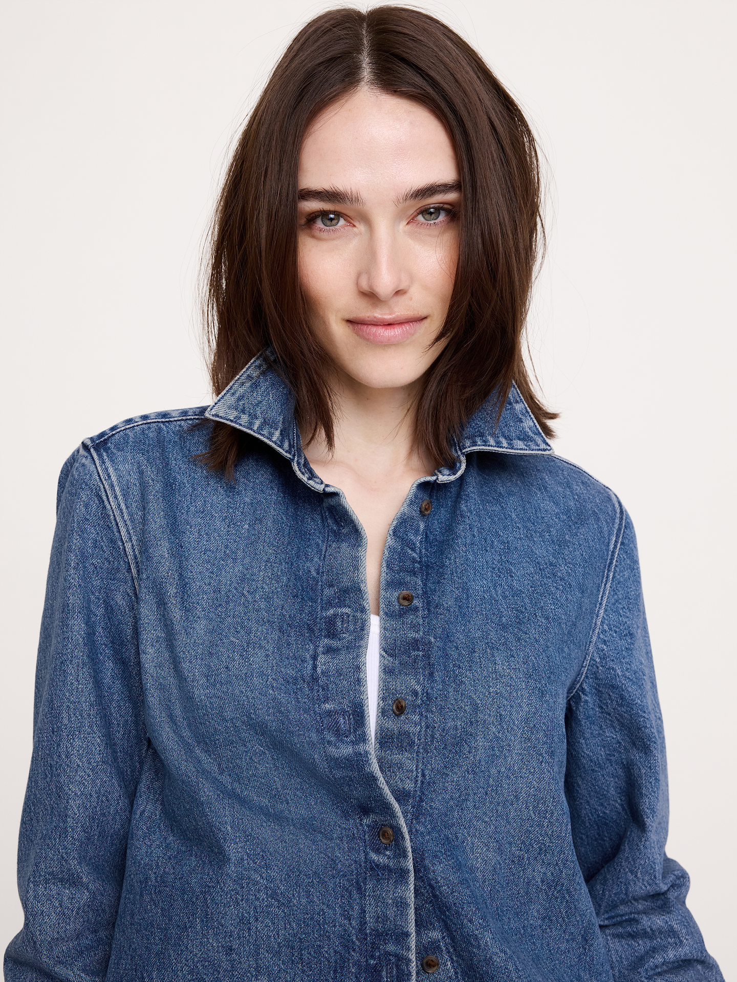 L'image numéro 7 présente Le chemisier de tous les jours en denim