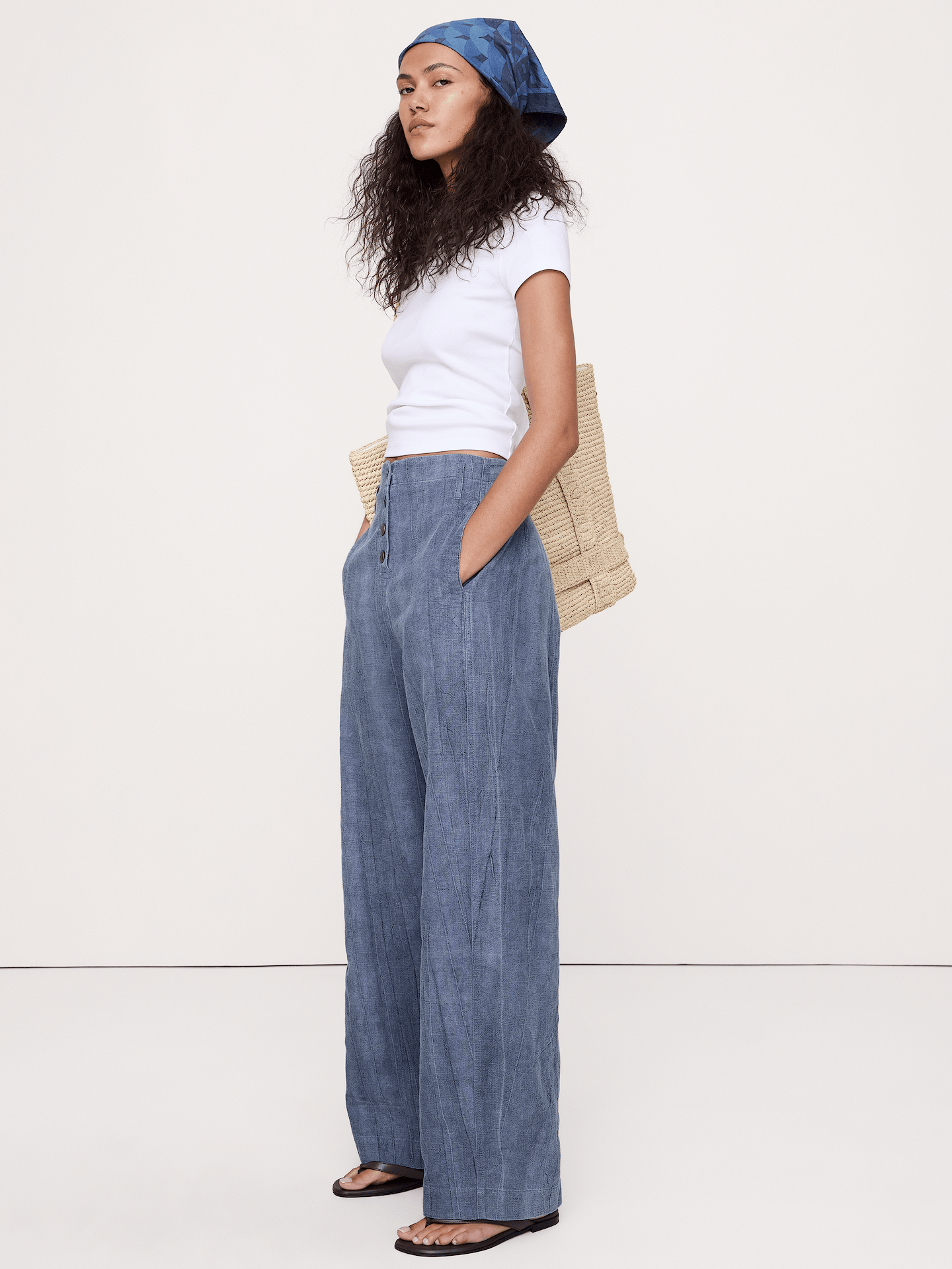 L'image numéro 1 présente Pantalon coupe baril décontractée à taille haute en mélange de coton et ramie