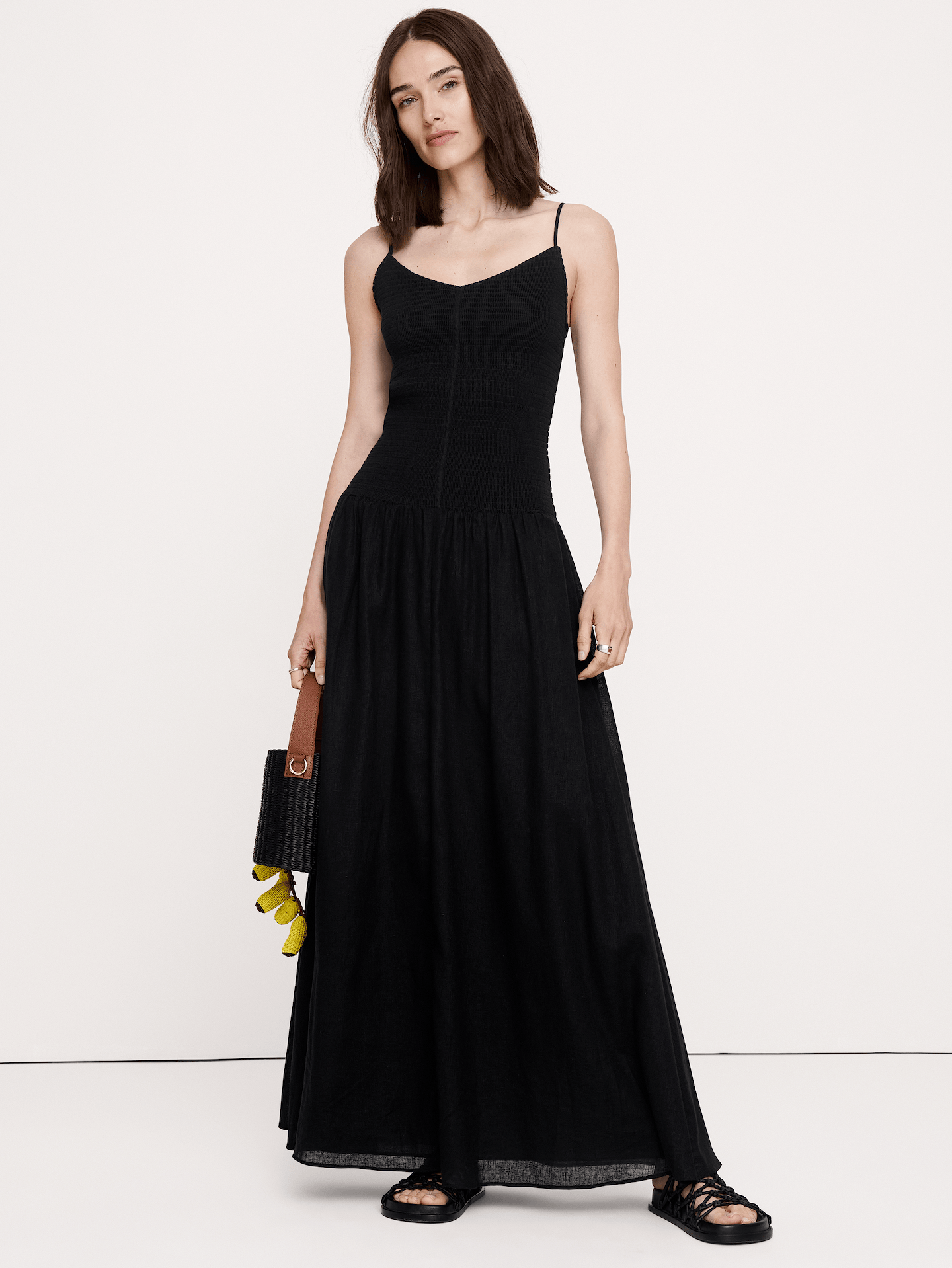L'image numéro 1 présente Robe longue en voile de lin et coton à smocks