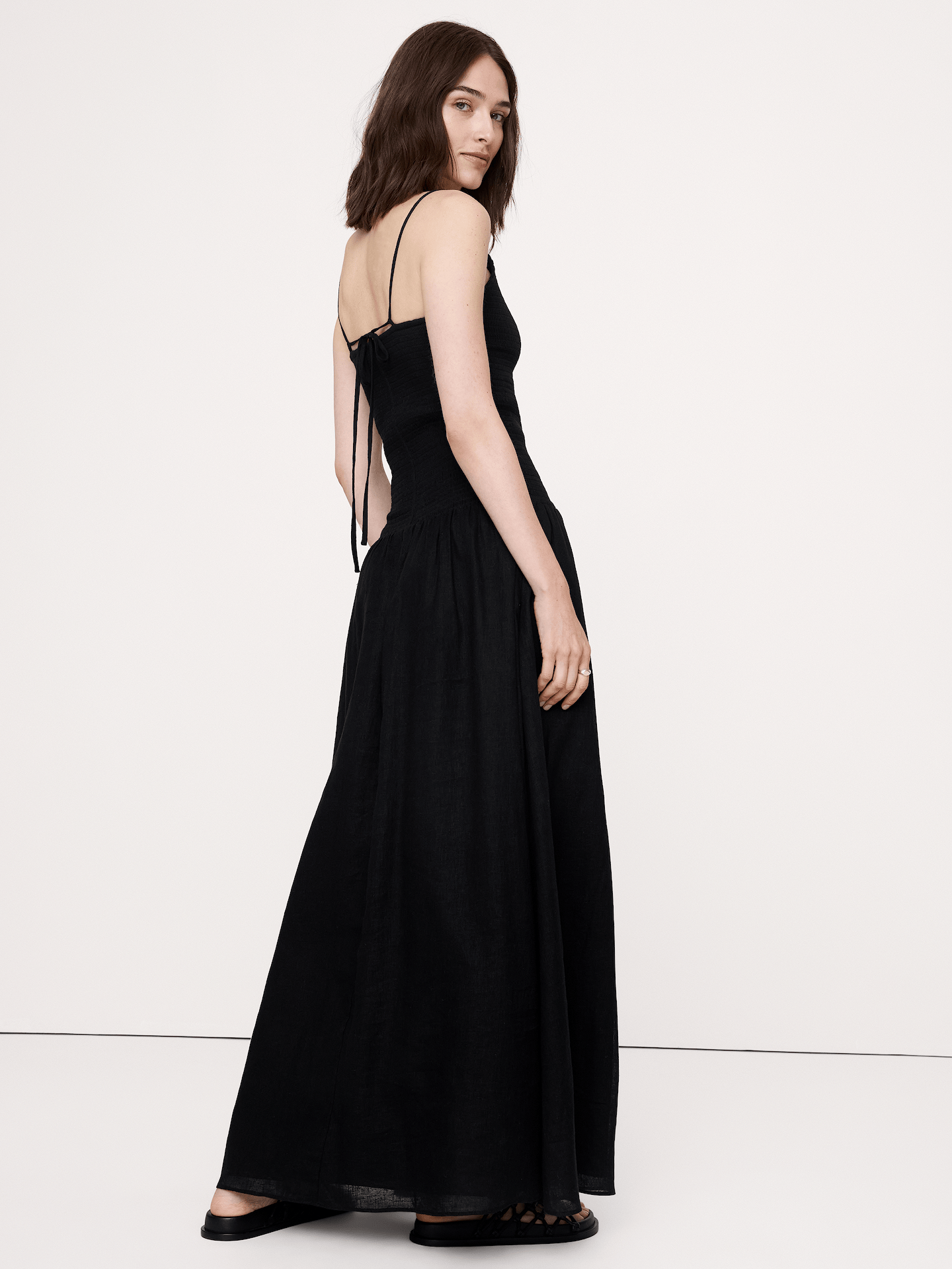 L'image numéro 8 présente Robe longue en voile de lin et coton à smocks