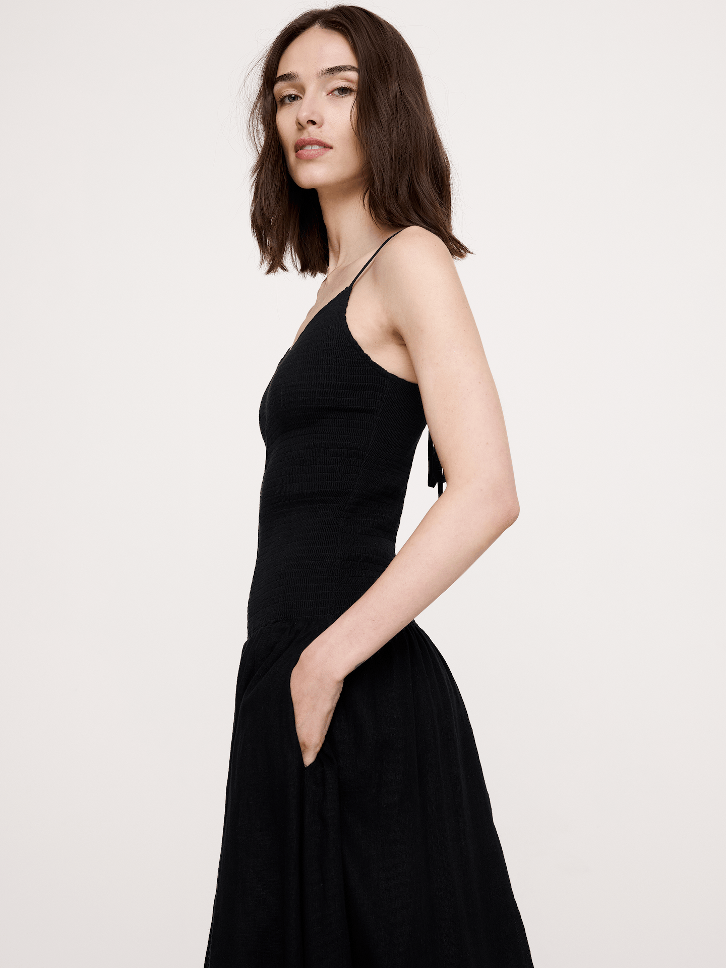 L'image numéro 4 présente Robe longue en voile de lin et coton à smocks