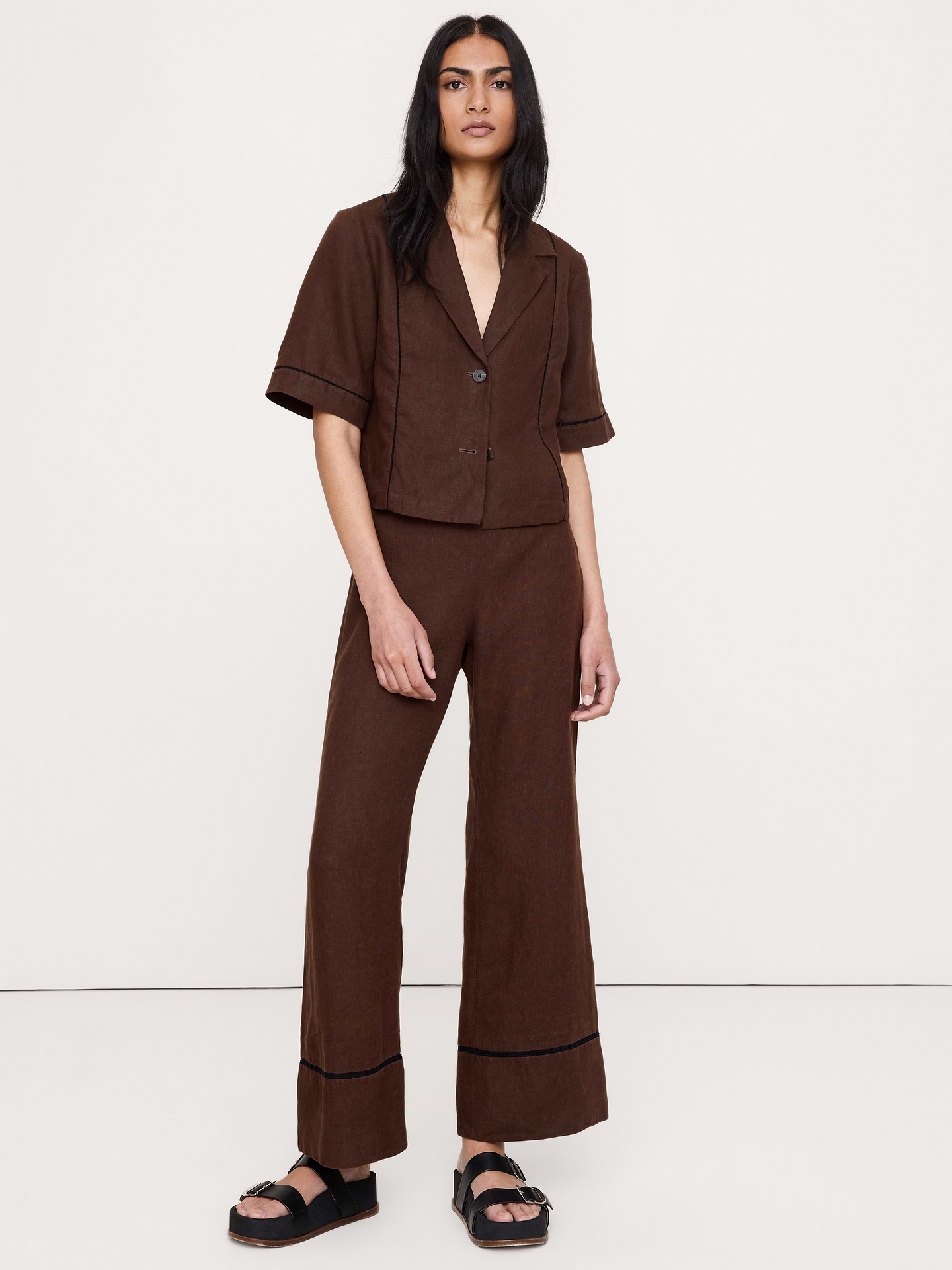 L'image numéro 1 présente Pantalon évasé longueur cheville à taille mi-basse en lin