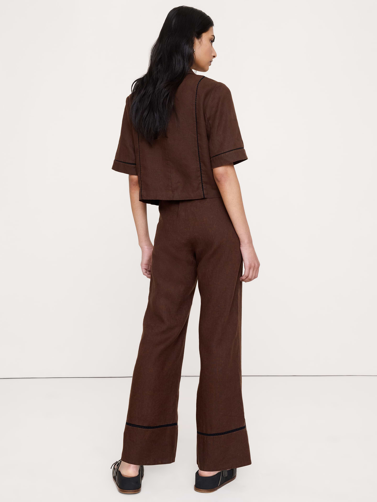 L'image numéro 3 présente Pantalon évasé longueur cheville à taille mi-basse en lin