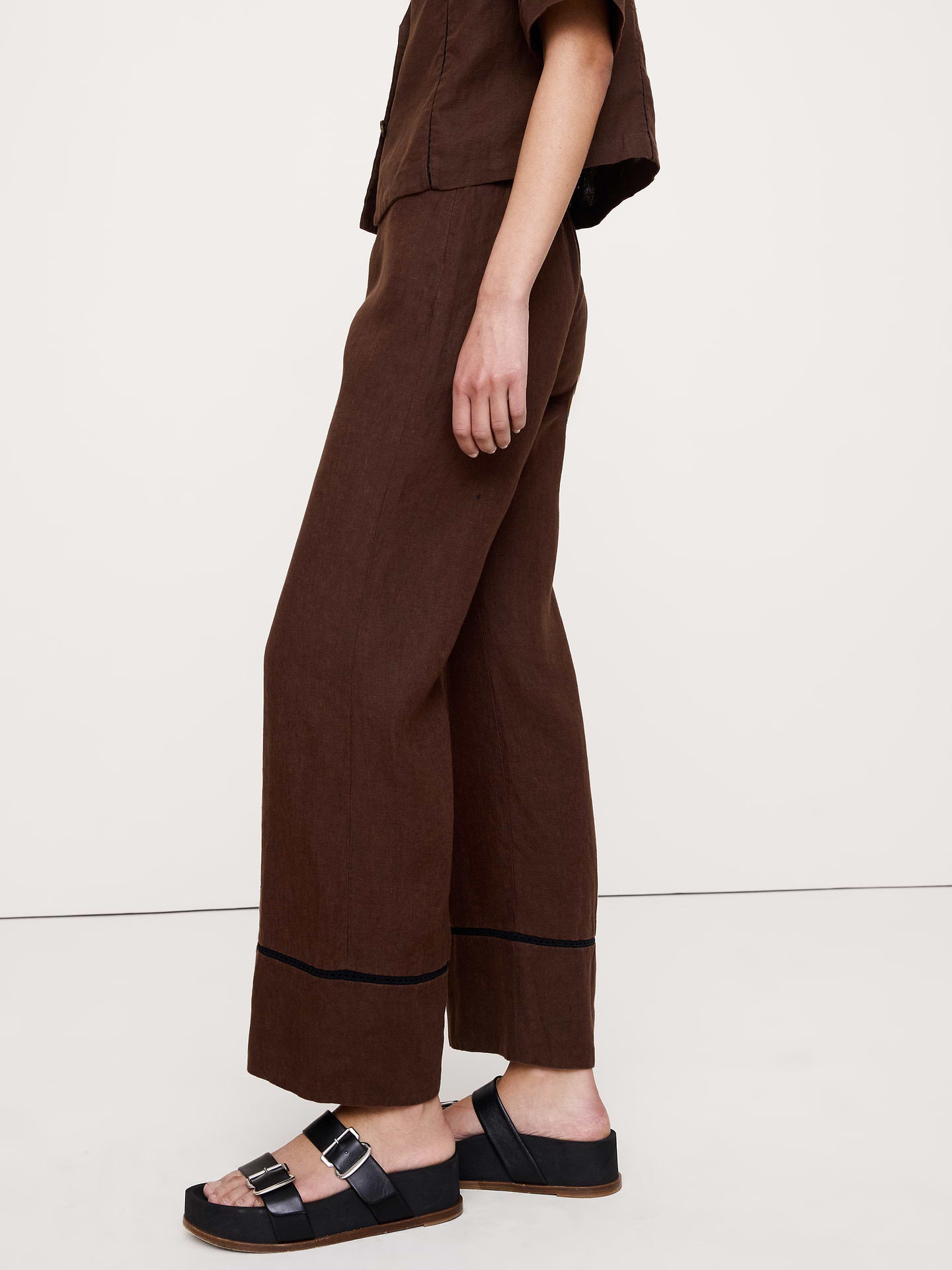 L'image numéro 4 présente Pantalon évasé longueur cheville à taille mi-basse en lin