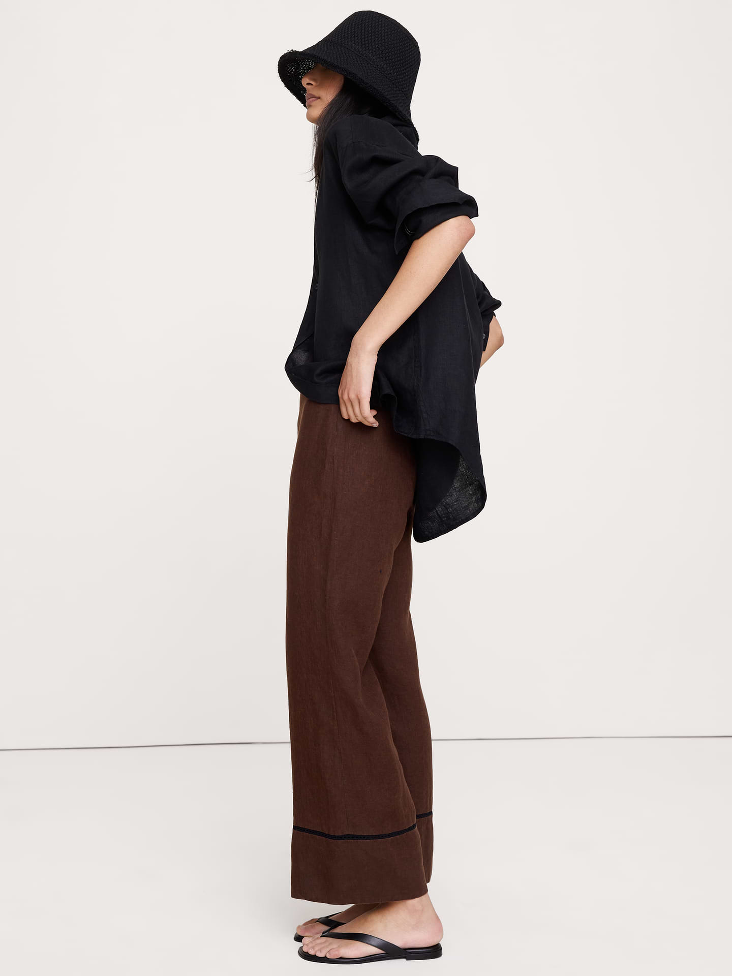 L'image numéro 6 présente Pantalon évasé longueur cheville à taille mi-basse en lin