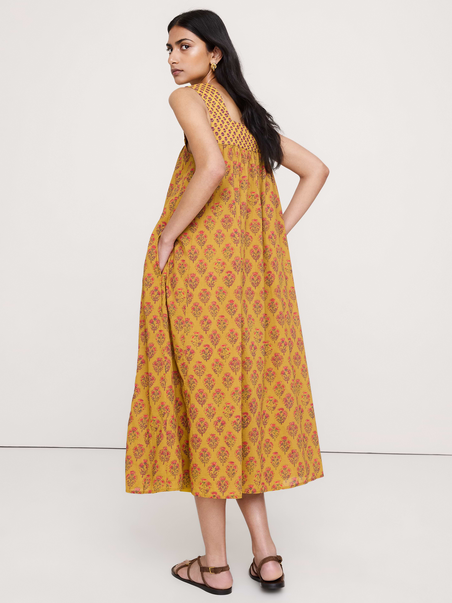 L'image numéro 5 présente Robe en coton à encolure carrée