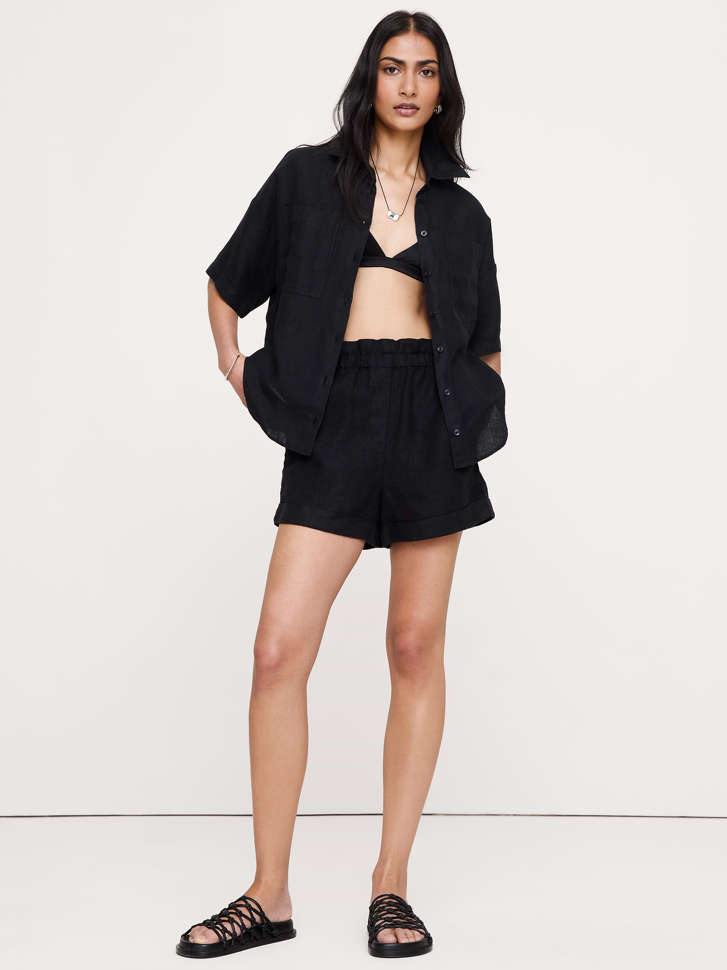 L'image numéro 1 présente Short en lin à taille froncée extensible de 9 cm