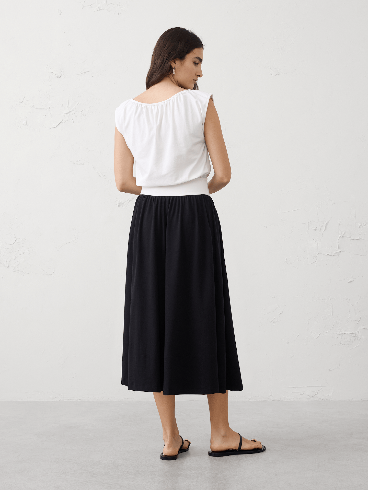 L'image numéro 2 présente Robe mi-longue à corsage blouson en tricot
