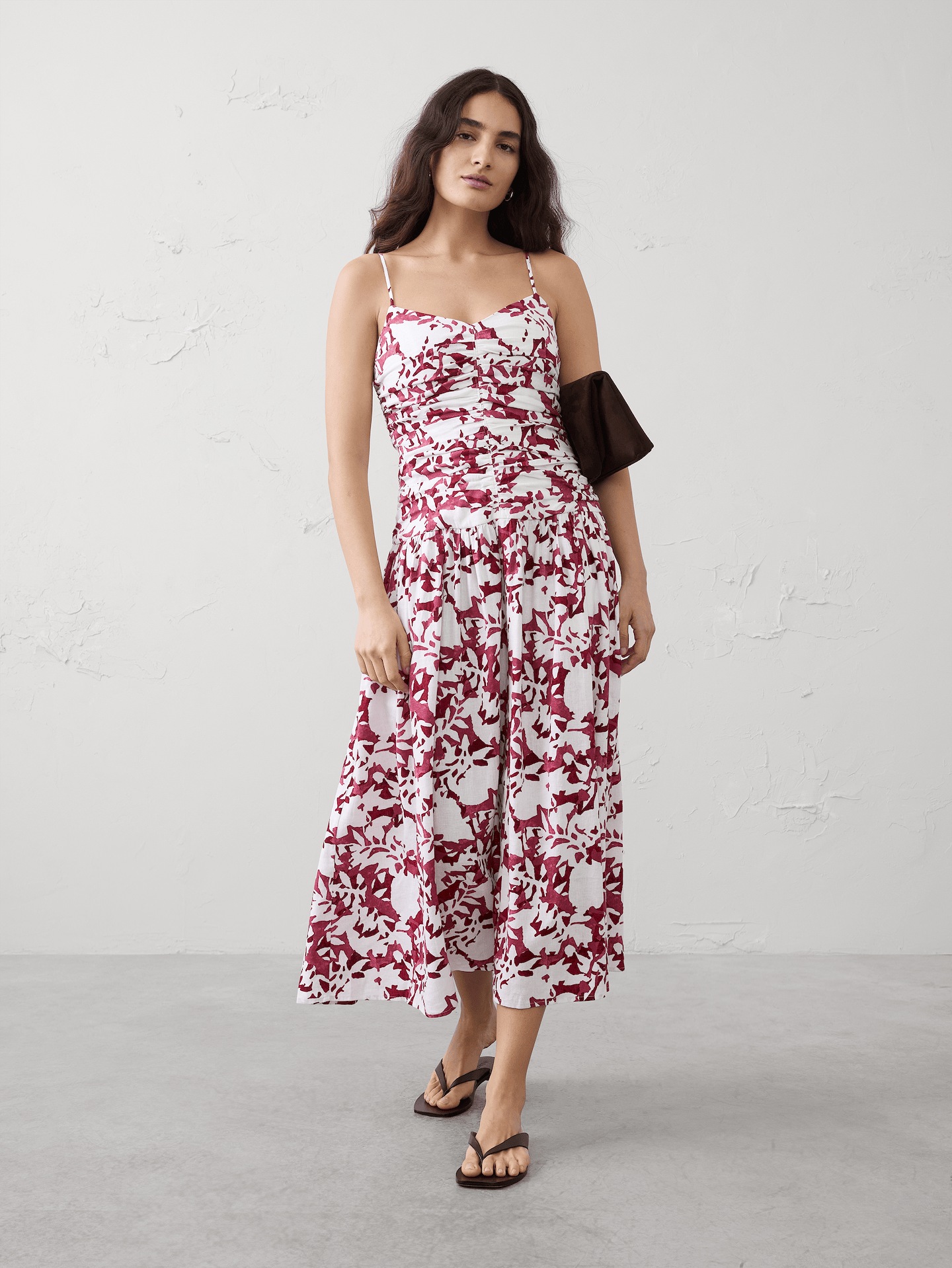 L'image numéro 1 présente Robe longue à bretelles et à corsage froncé en mélange de lin