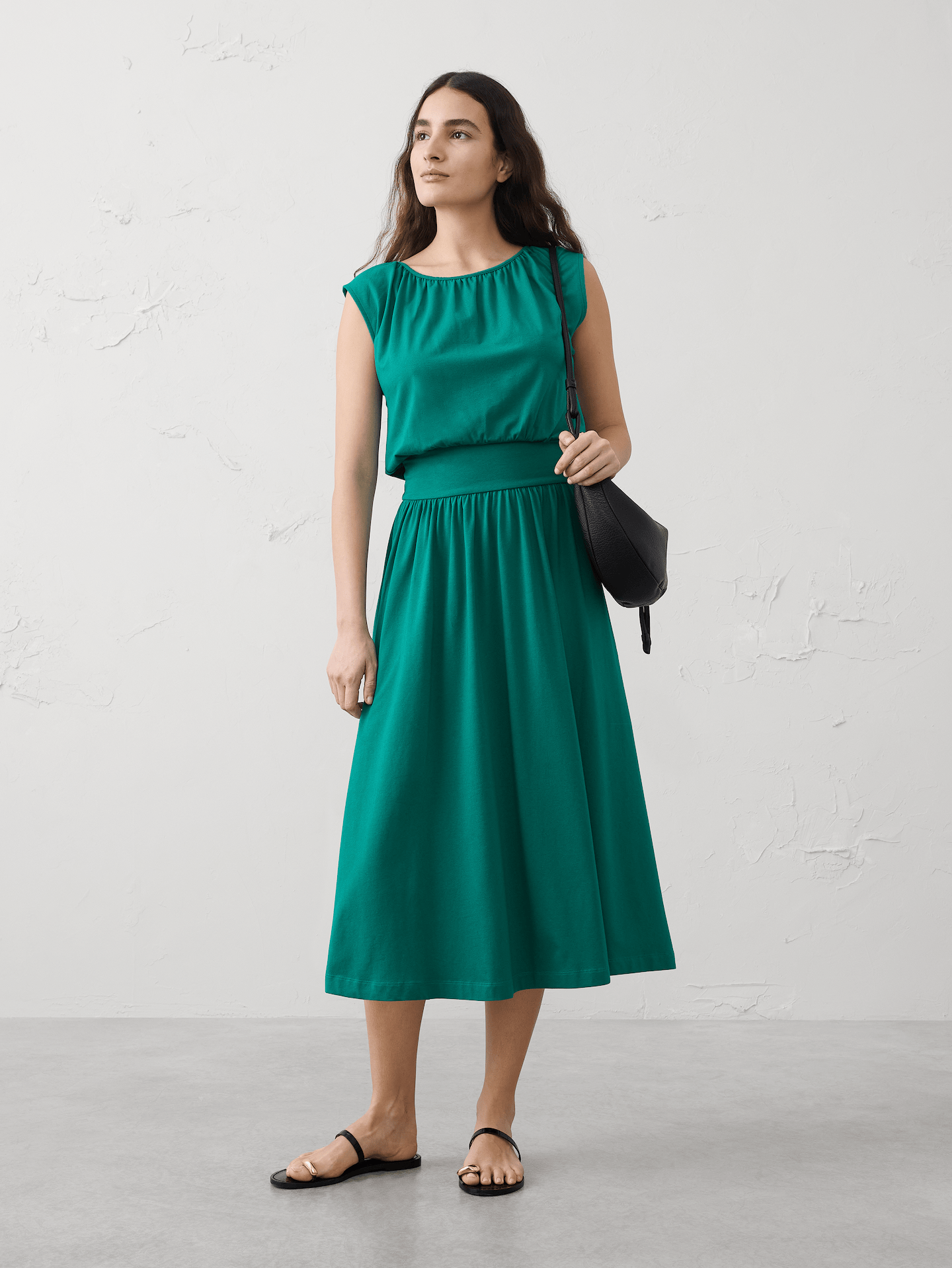 L'image numéro 1 présente Robe mi-longue à corsage blouson en tricot