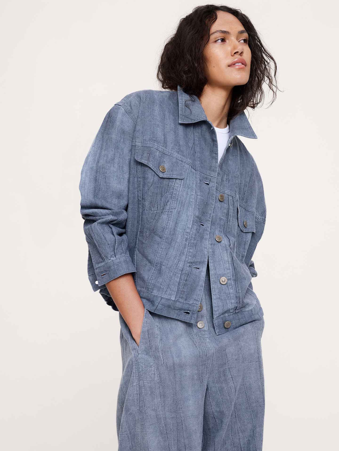 L'image numéro 4 présente Pantalon coupe baril décontractée à taille haute en mélange de coton et ramie