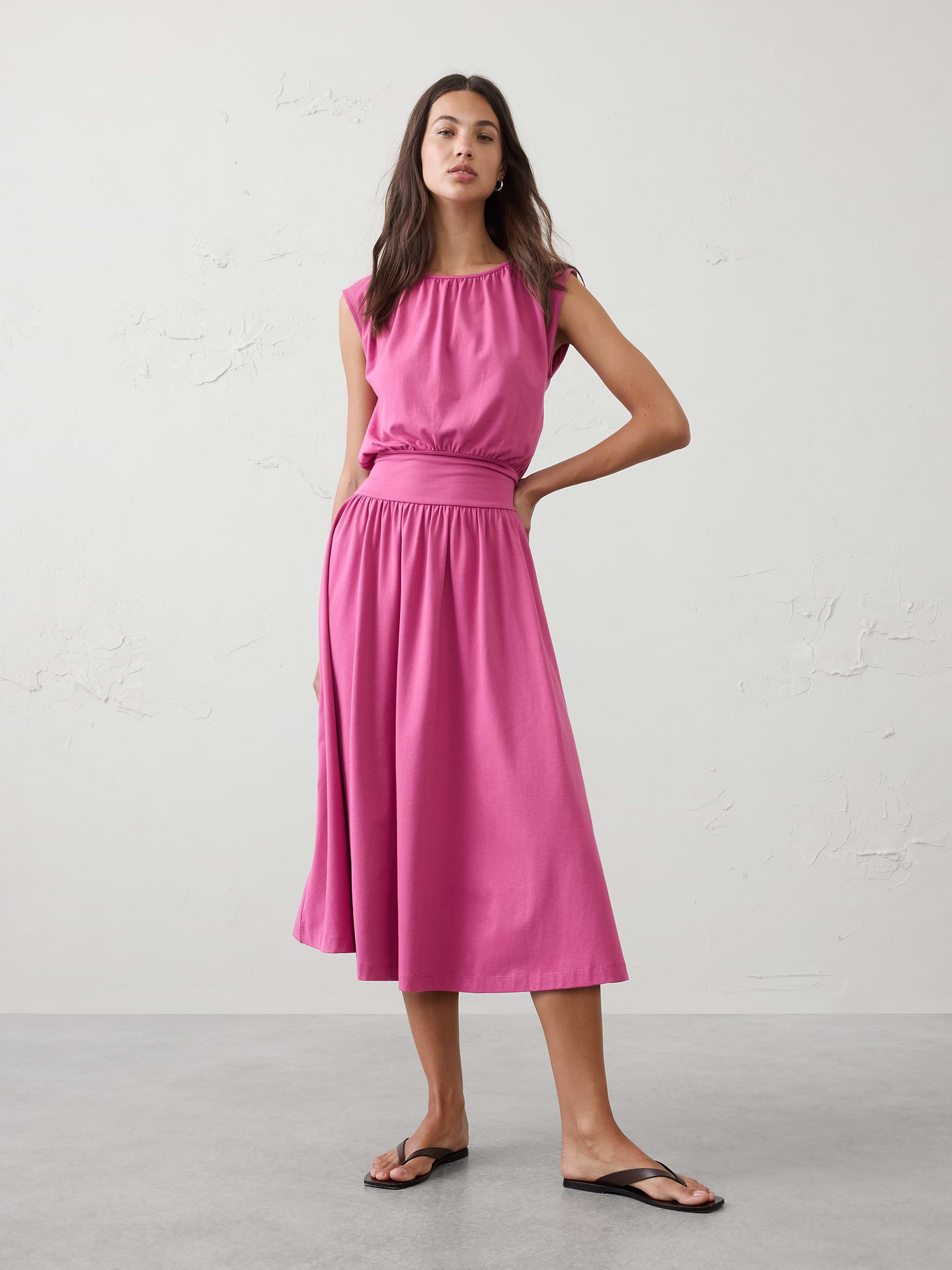 L'image numéro 1 présente Robe mi-longue à corsage blouson en tricot